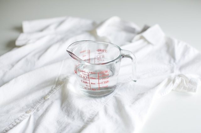 Chuyên gia chỉ ra 10 lý do bạn nên dùng giấm trong việc làm sạch quần áo - Ảnh 3.