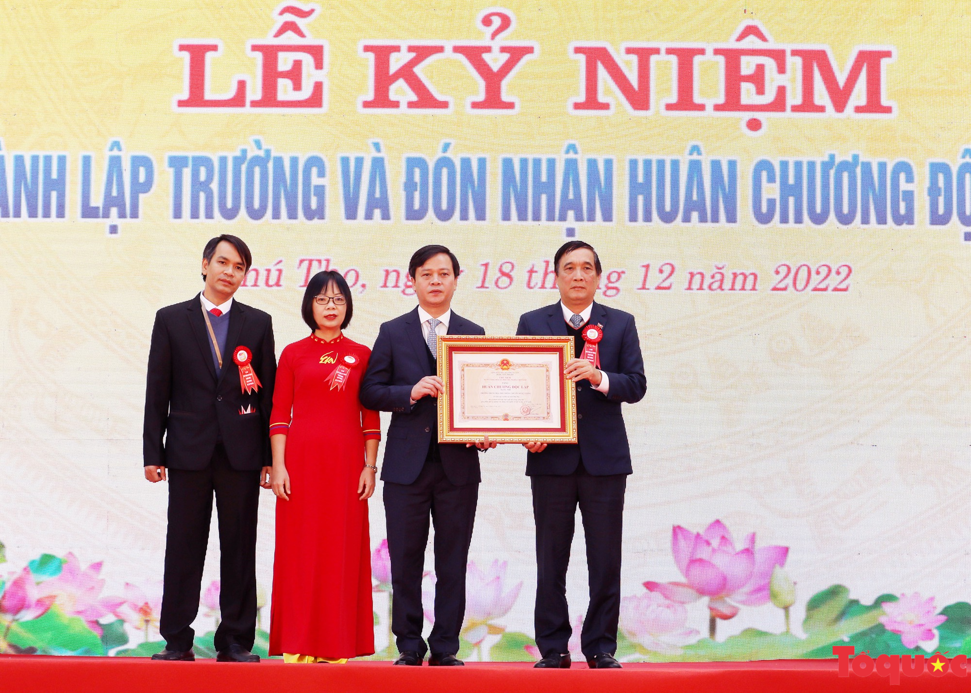 Trường THPT Chuyên Hùng Vương kỷ niệm 40 năm thành lập và đón nhận Huân chương Độc lập hạng Nhì - Ảnh 7.