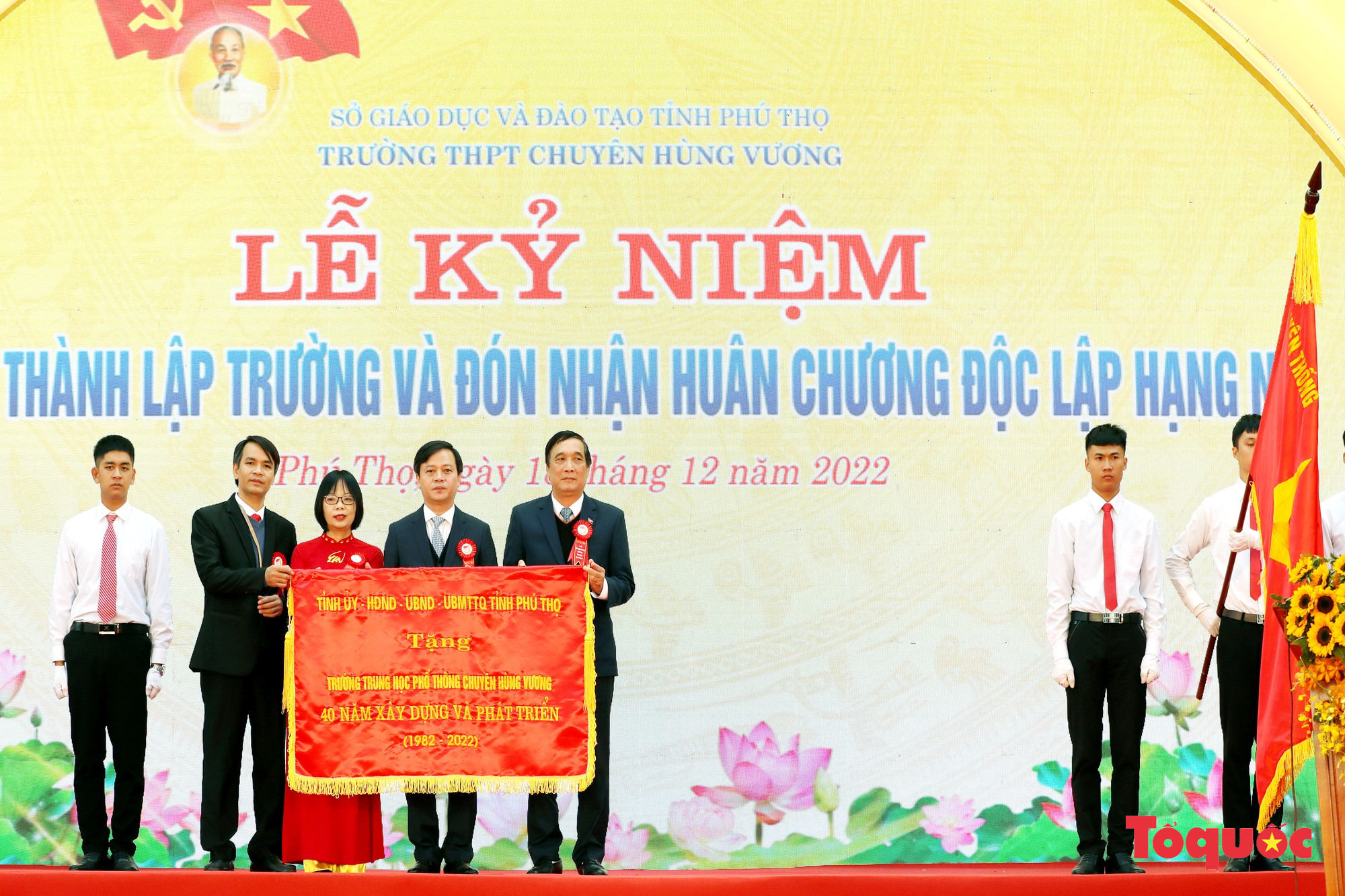 Trường THPT Chuyên Hùng Vương kỷ niệm 40 năm thành lập và đón nhận Huân chương Độc lập hạng Nhì - Ảnh 8.
