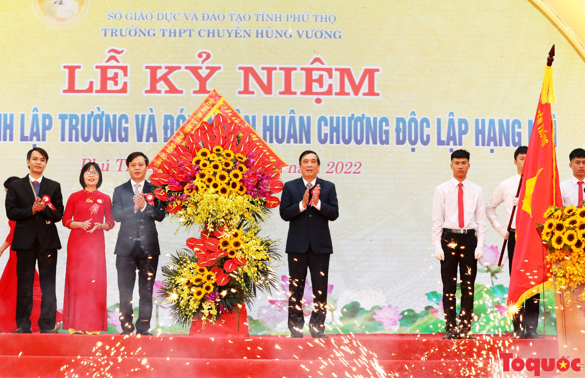 Trường THPT Chuyên Hùng Vương kỷ niệm 40 năm thành lập và đón nhận Huân chương Độc lập hạng Nhì - Ảnh 9.
