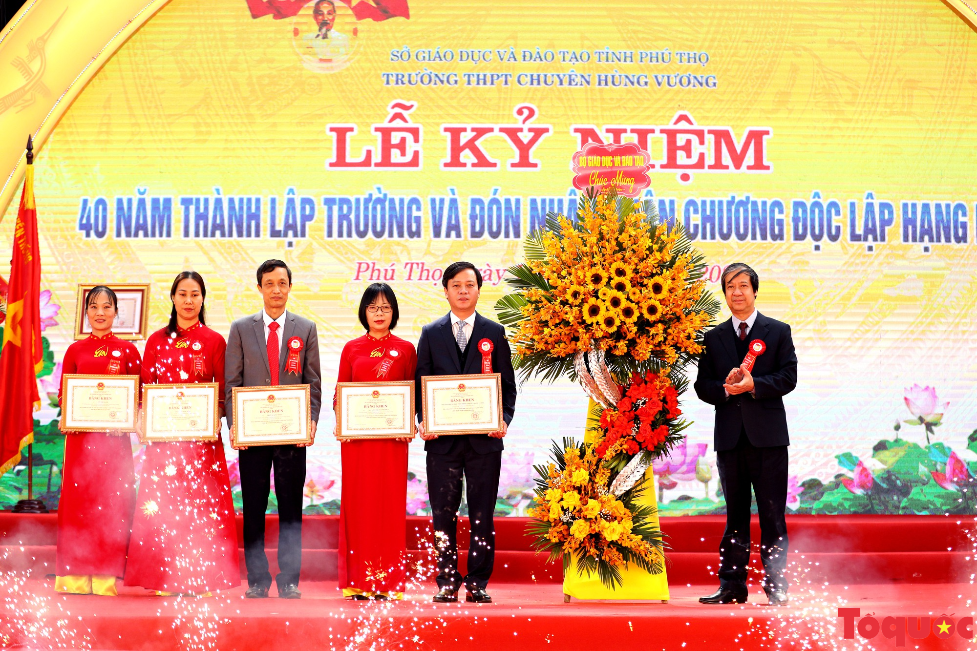Trường THPT Chuyên Hùng Vương kỷ niệm 40 năm thành lập và đón nhận Huân chương Độc lập hạng Nhì - Ảnh 11.