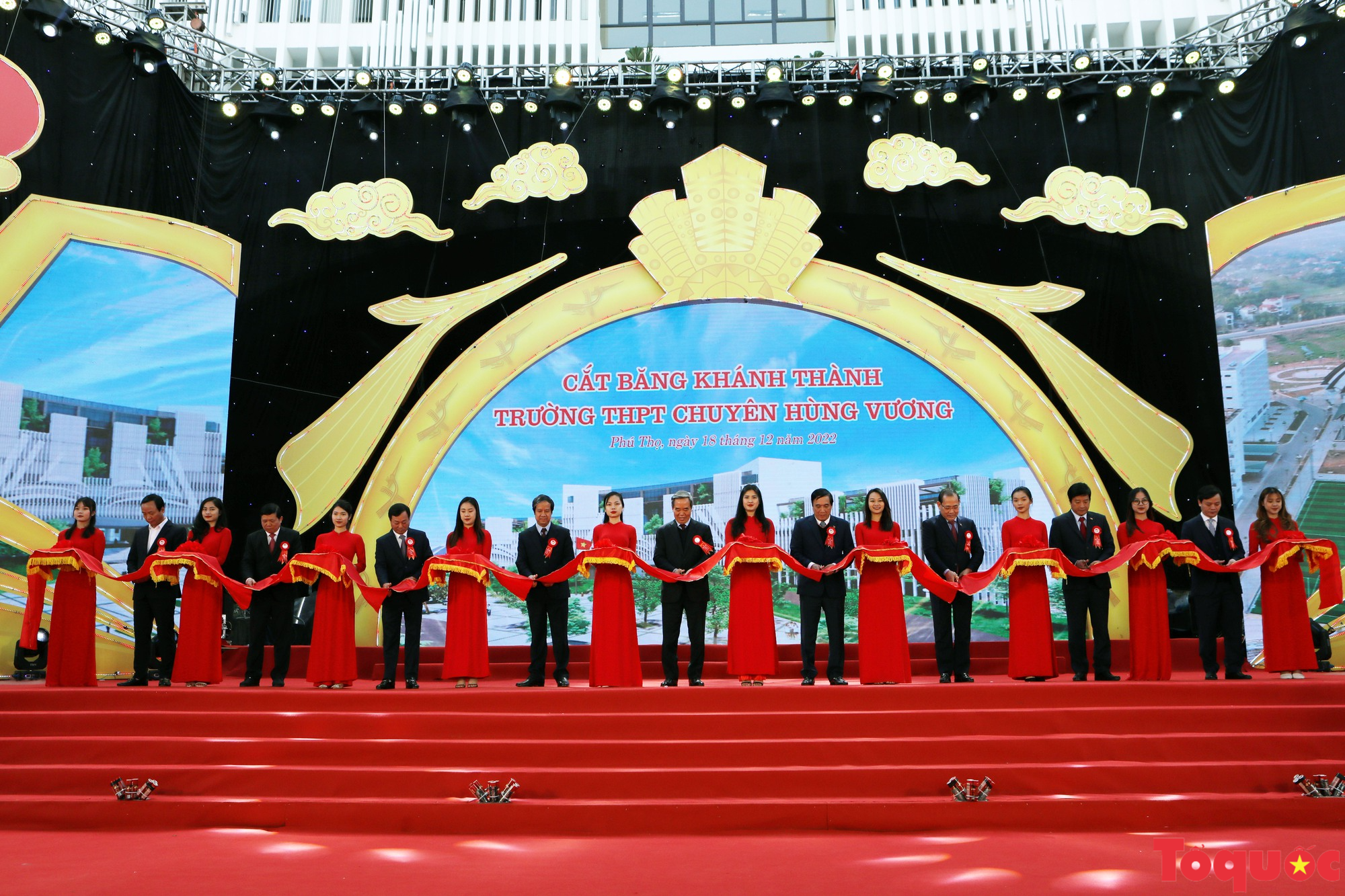 Trường THPT Chuyên Hùng Vương kỷ niệm 40 năm thành lập và đón nhận Huân chương Độc lập hạng Nhì - Ảnh 13.