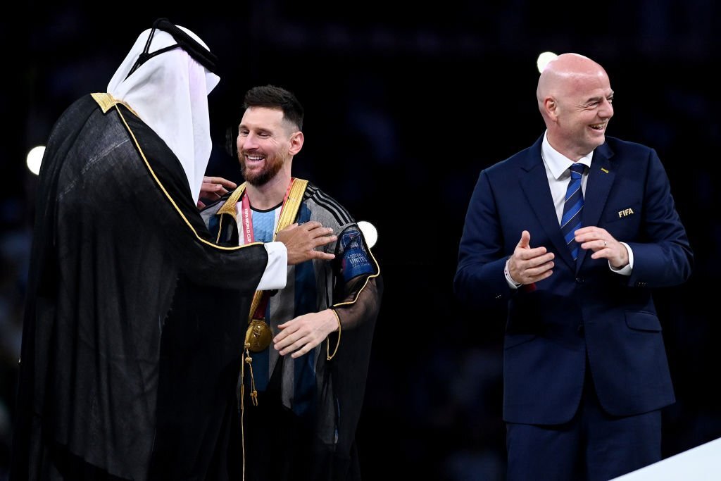 Vô địch World Cup, Messi được đích thân Quốc vương Qatar khoác lên người áo choàng - Ảnh 3.