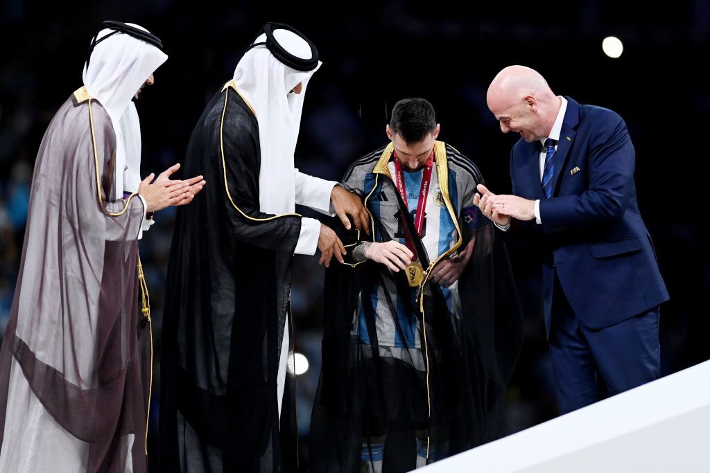 Vô địch World Cup, Messi được đích thân Quốc vương Qatar khoác lên người áo choàng - Ảnh 4.