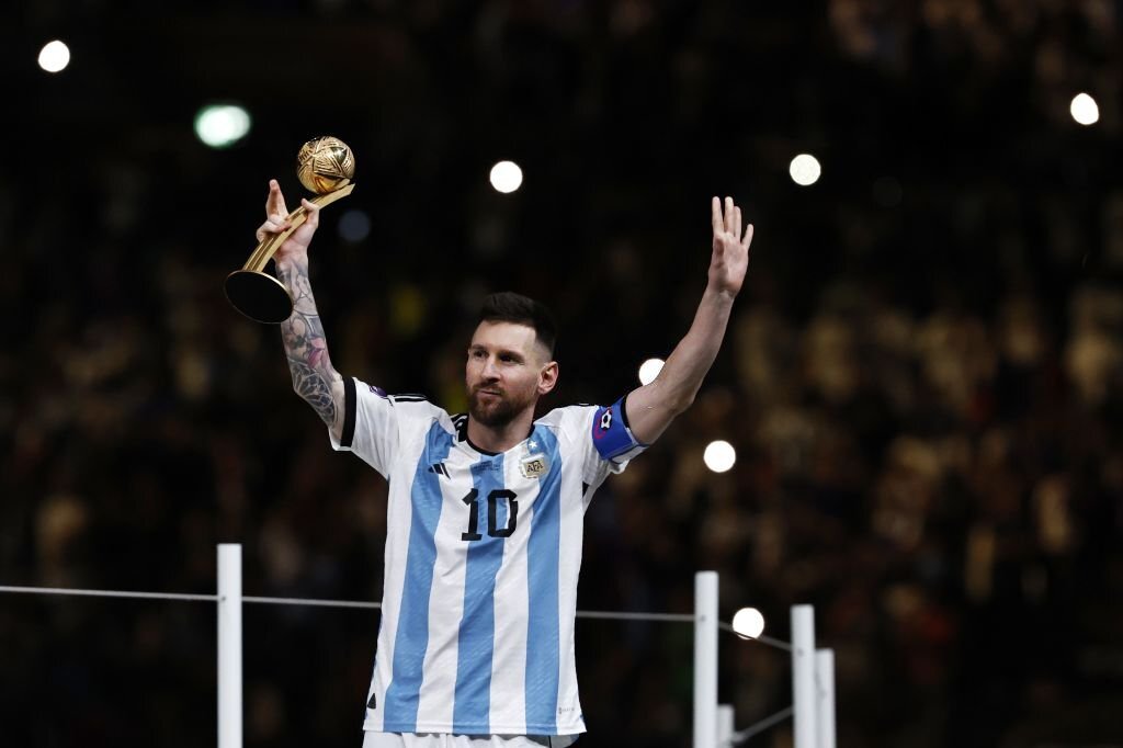 Vô địch World Cup, Messi được đích thân Quốc vương Qatar khoác lên người áo choàng - Ảnh 5.