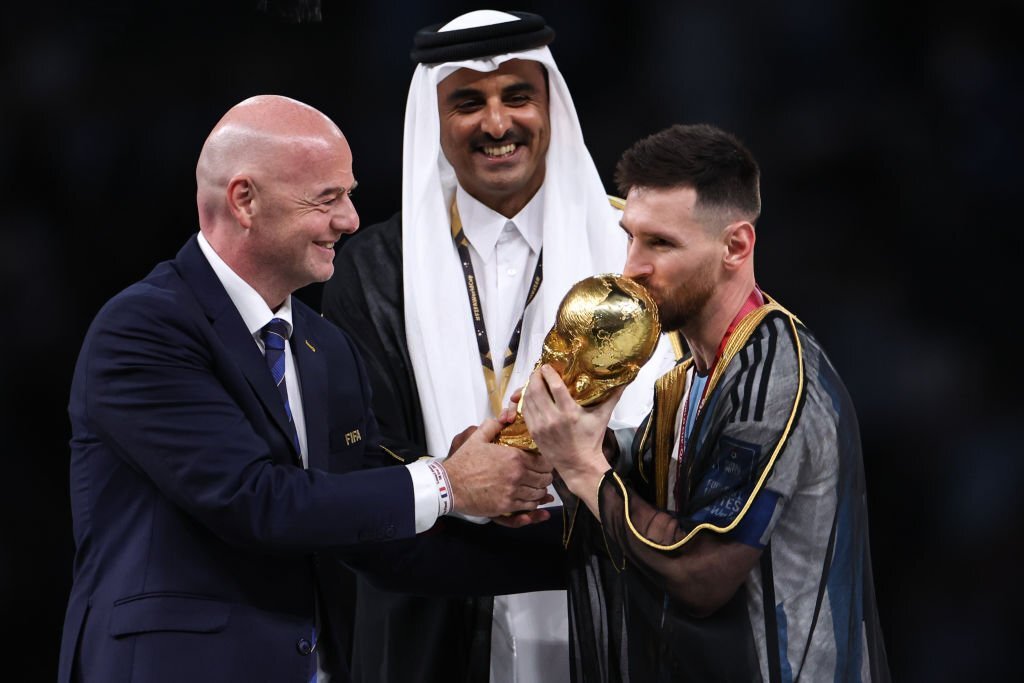Vô địch World Cup, Messi được đích thân Quốc vương Qatar khoác lên người áo choàng - Ảnh 6.