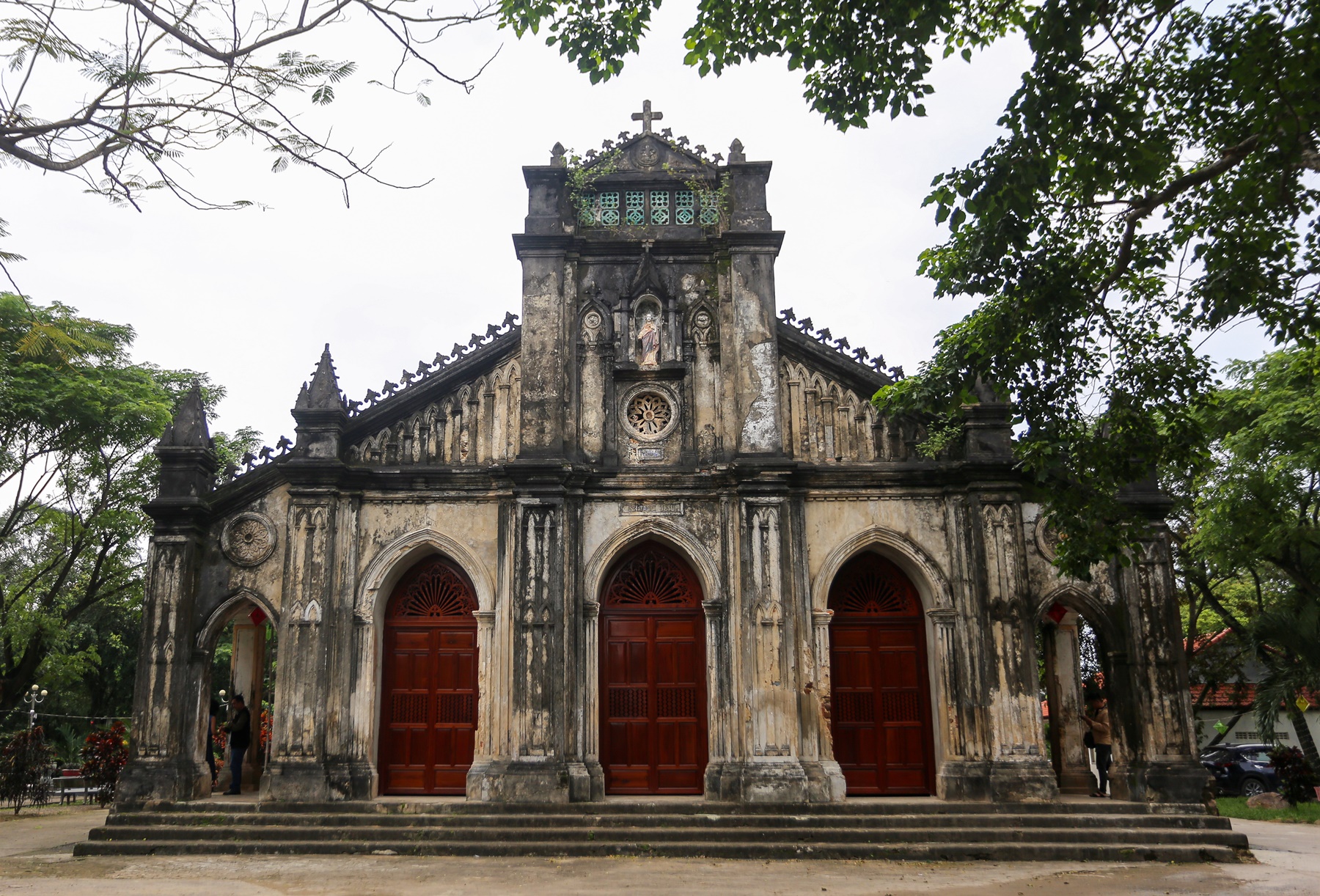 Vẻ đẹp của nhà thờ cổ bằng đá 120 tuổi ở Đà Nẵng - Ảnh 2.
