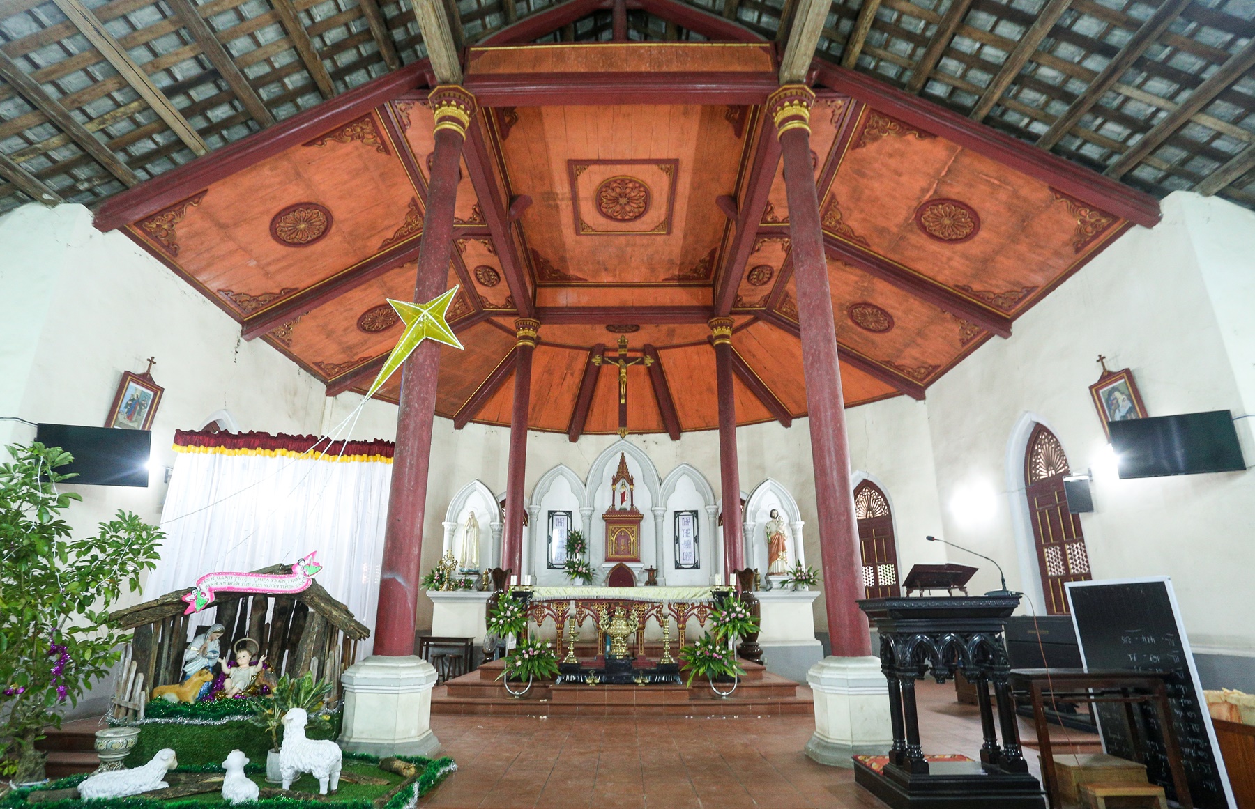 Vẻ đẹp của nhà thờ cổ bằng đá 120 tuổi ở Đà Nẵng - Ảnh 7.