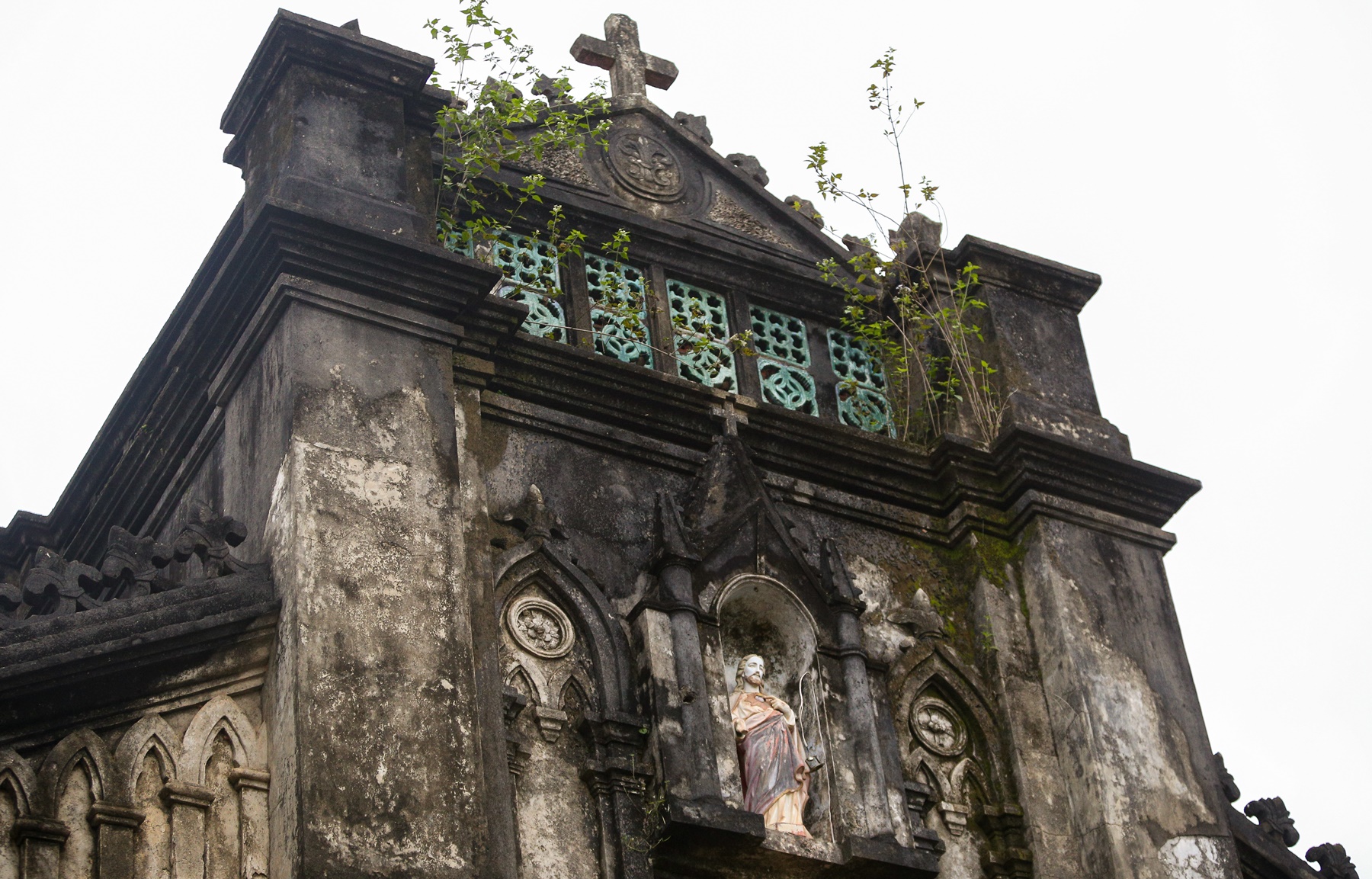 Vẻ đẹp huyền bí của nhà thờ cổ bằng đá 120 tuổi ở Đà Nẵng - Ảnh 12.