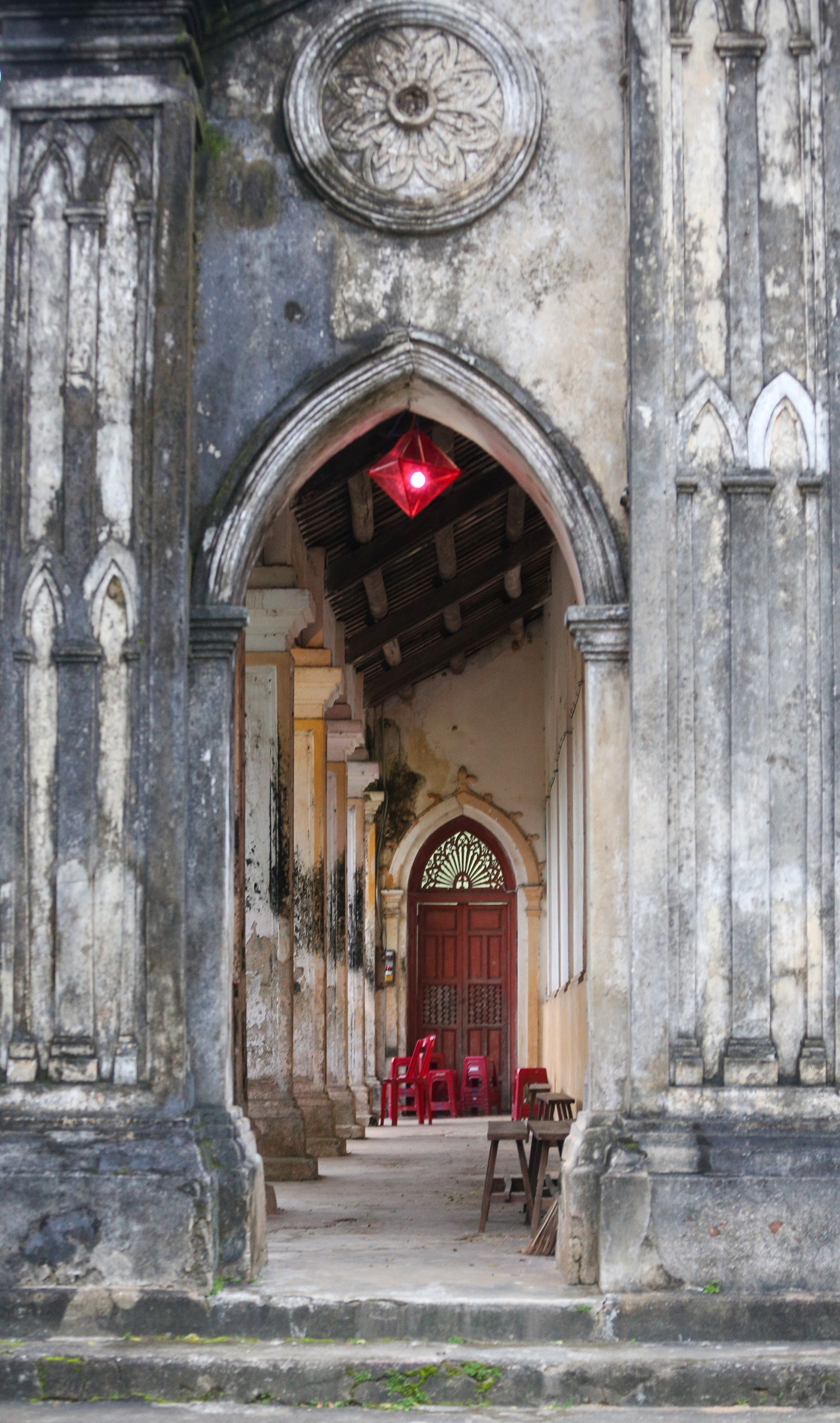 Vẻ đẹp huyền bí của nhà thờ cổ bằng đá 120 tuổi ở Đà Nẵng - Ảnh 5.