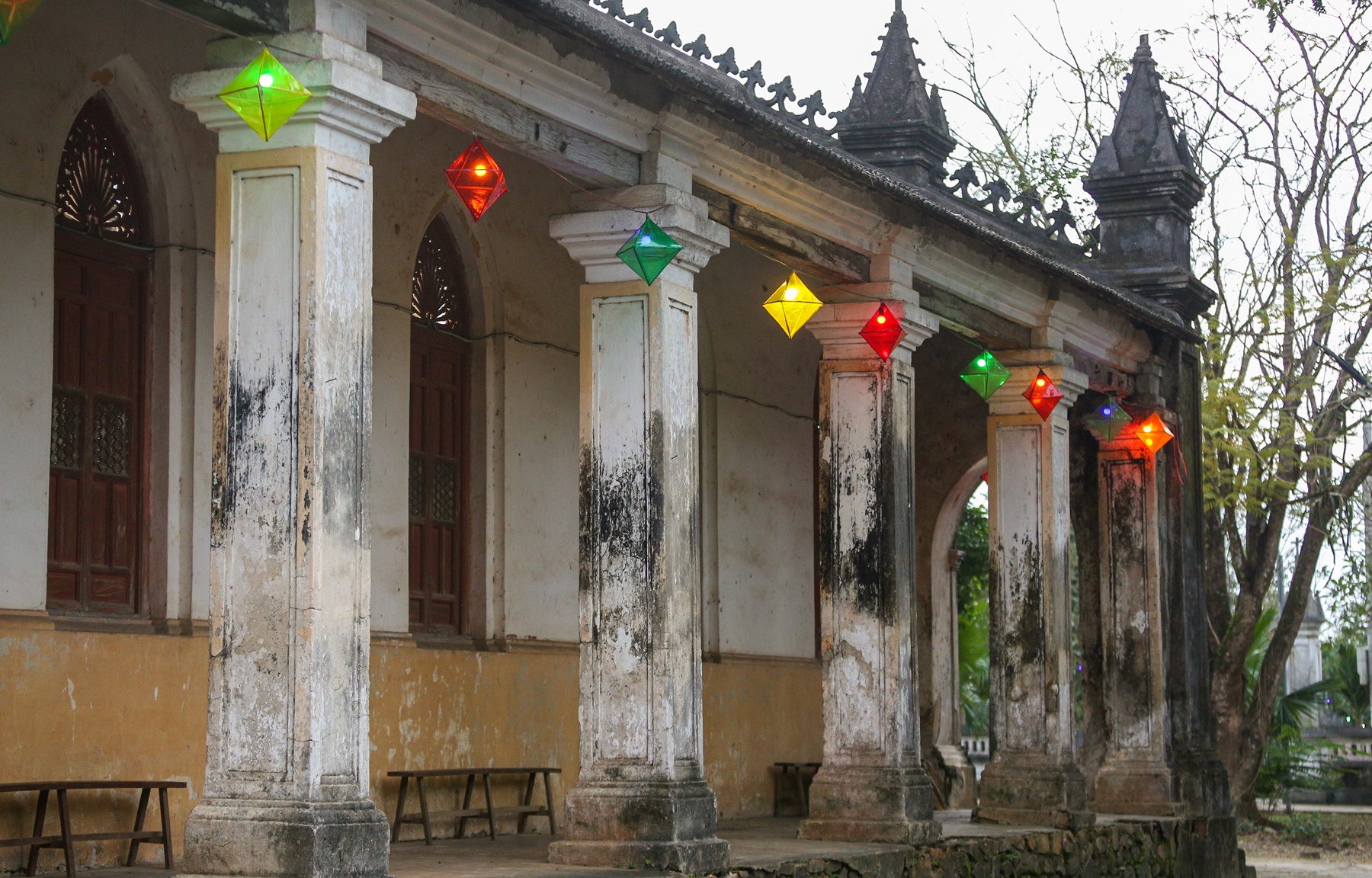 Vẻ đẹp huyền bí của nhà thờ cổ bằng đá 120 tuổi ở Đà Nẵng - Ảnh 3.