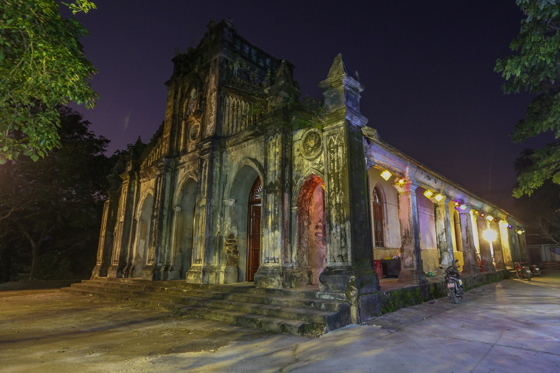 Vẻ đẹp huyền bí của nhà thờ cổ bằng đá 120 tuổi ở Đà Nẵng - Ảnh 18.