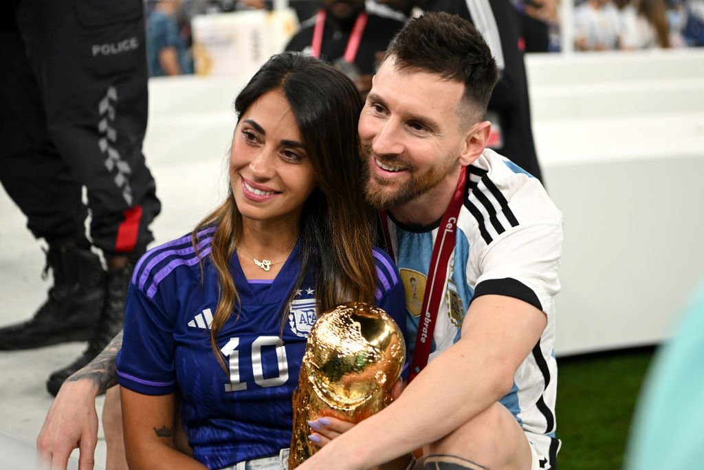 Khoảnh khắc tình nhất World Cup 2022: Messi hạnh phúc ôm vợ và cúp: Bức ảnh của Messi ôm cúp và vợ thể hiện sự hạnh phúc ngọt ngào của một người đàn ông vừa đoạt danh hiệu lớn nhất trong sự nghiệp và có bên cạnh là người vợ yêu thương. Hãy xem và cảm nhận tình cảm đẹp của cặp đôi này!