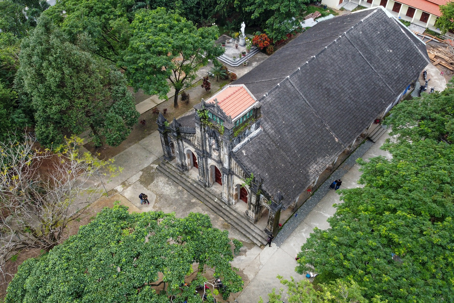 Vẻ đẹp của nhà thờ đá 120 tuổi xây bằng vỏ cây và dây tơ hồng ở Đà Nẵng - Ảnh 1.