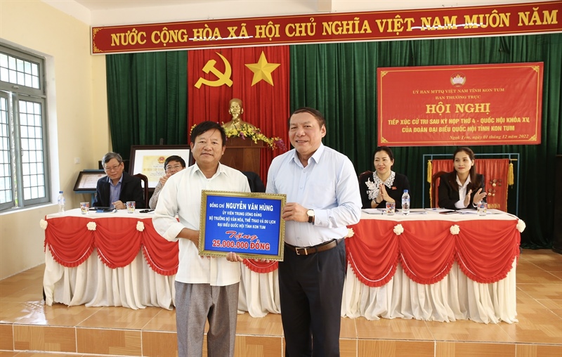 Tiếp xúc cử tri tại Kon Tum, Bộ trưởng Bộ VHTTDL Nguyễn Văn Hùng: Phải giữ cho bằng được văn hóa của đồng bào Xơ Đăng bản địa - Ảnh 16.