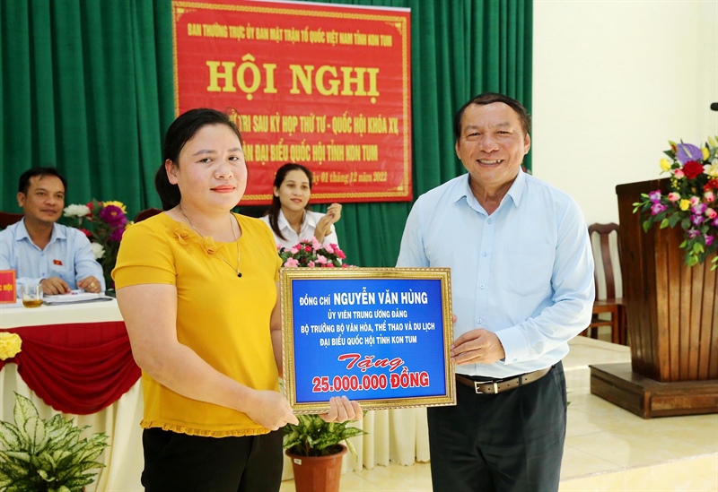 Tiếp xúc cử tri tại Kon Tum, Bộ trưởng Bộ VHTTDL Nguyễn Văn Hùng: Phải giữ cho bằng được văn hóa của đồng bào Xơ Đăng bản địa - Ảnh 17.
