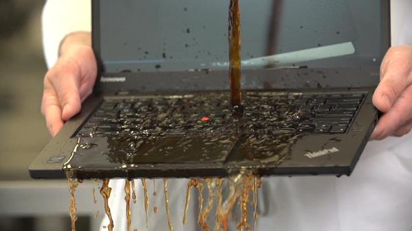 Không muốn laptop hỏng khi bị đổ nước vào, đây là dòng máy mà bạn cần - Ảnh 1.