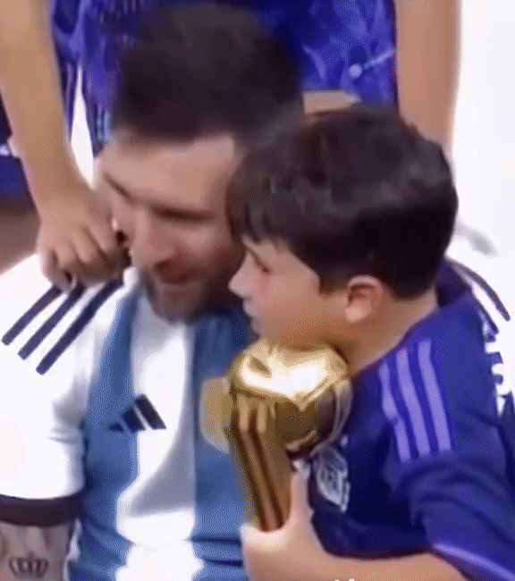 Con trai cả hiểu chuyện nhà Messi: Lặng lẽ bóp vai cho bố sau trận chung kết World Cup - Ảnh 1.