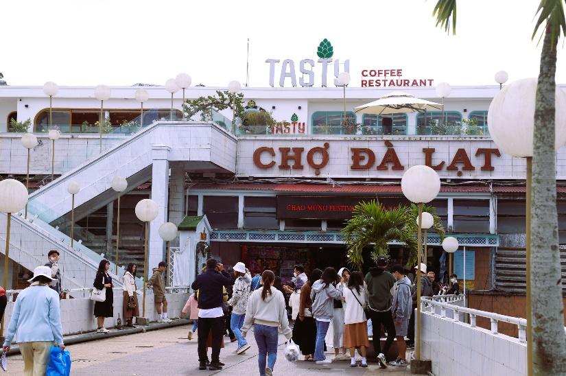 Người dân nô nức checkin tại Festival Hoa Đà Lạt 2022 - Ảnh 8.