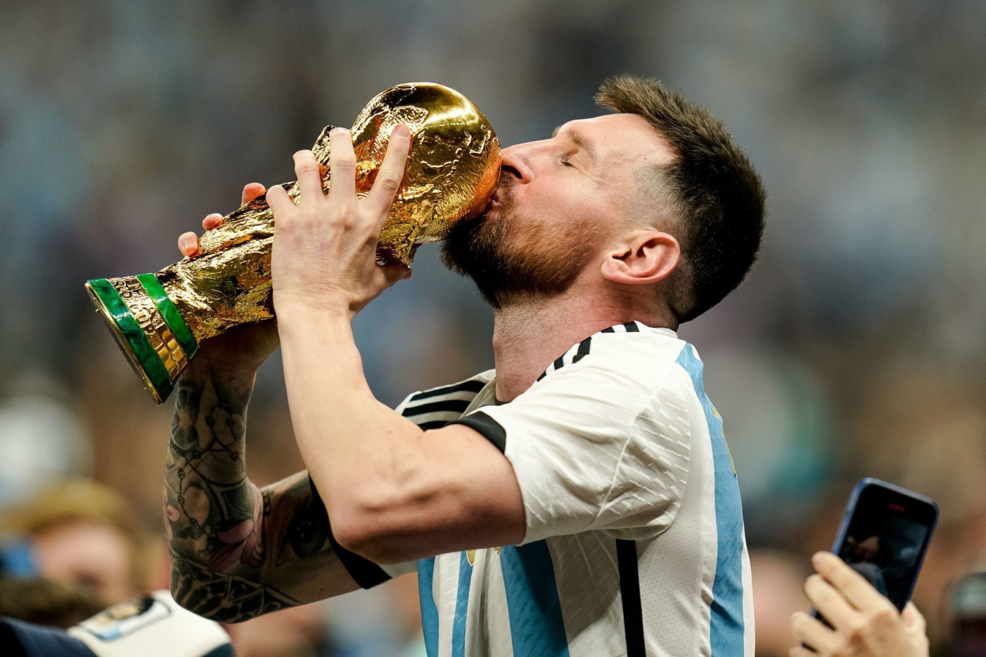 Cúp vàng luôn là niềm mơ ước của bất kỳ cầu thủ nào. Hãy xem ảnh của Messi trong trang phục đội tuyển để cảm nhận sự phấn khích của anh khi cầm trên tay chiếc cúp danh giá nhất của làng bóng đá.