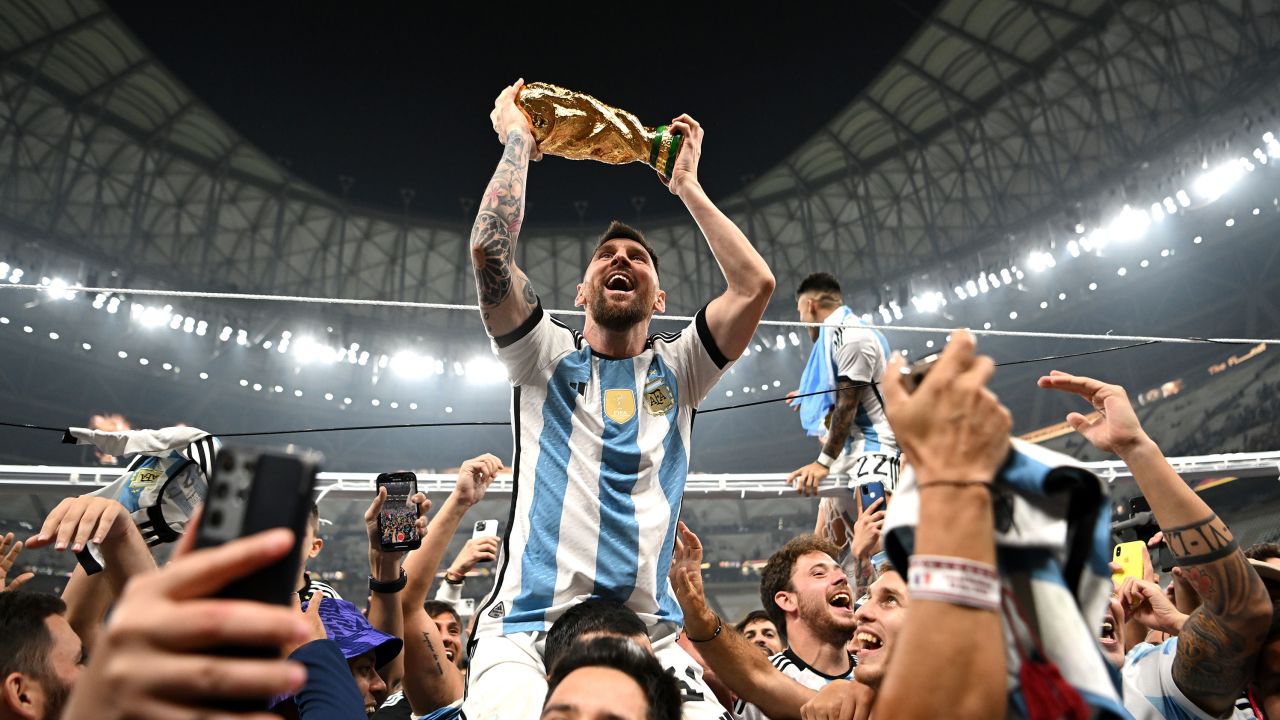 Chiêm ngưỡng bức ảnh tuyệt vời này của Messi phá kỷ lục và nâng cúp sau khi giành chiến thắng tại World Cup. Quả thật, anh là một trong những cầu thủ xuất sắc nhất lịch sử bóng đá và sự nghiệp của anh xứng đáng được kỳ vọng.