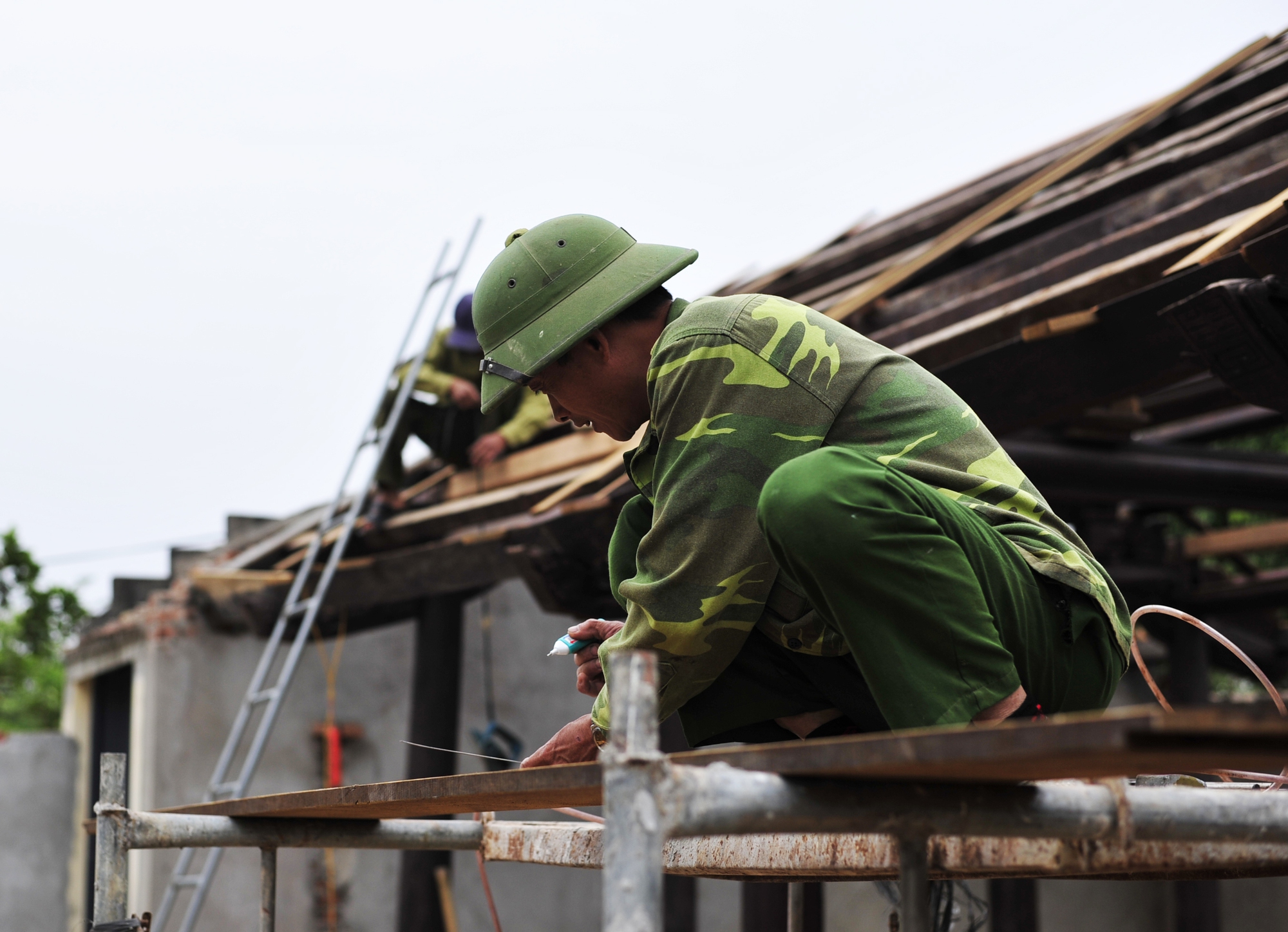 Ngôi đình cổ đang được các người thợ sửa chữa