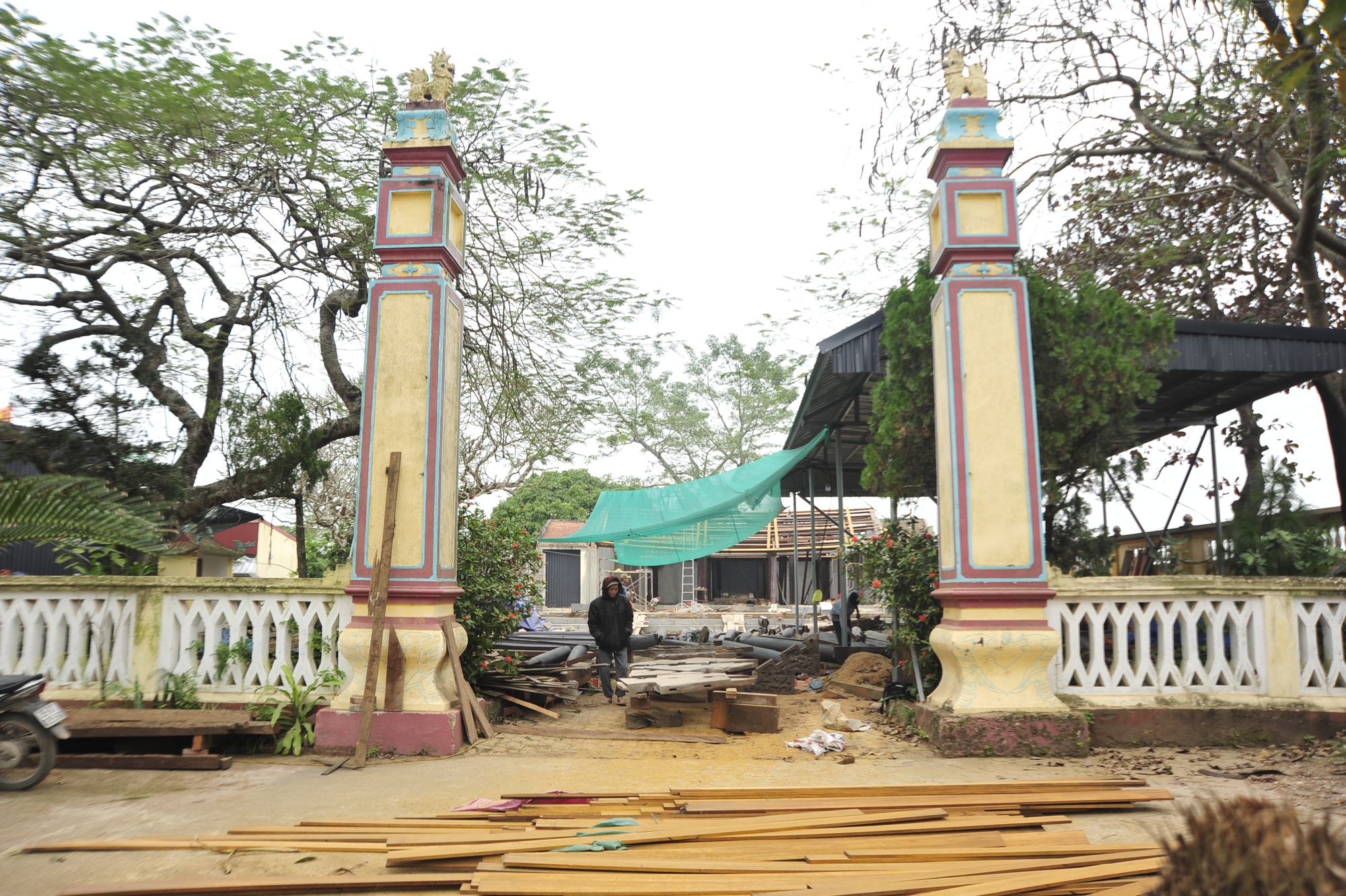 Mỗi ngày có hơn chục người thợ giỏi tham gia tu bổ ngôi đình