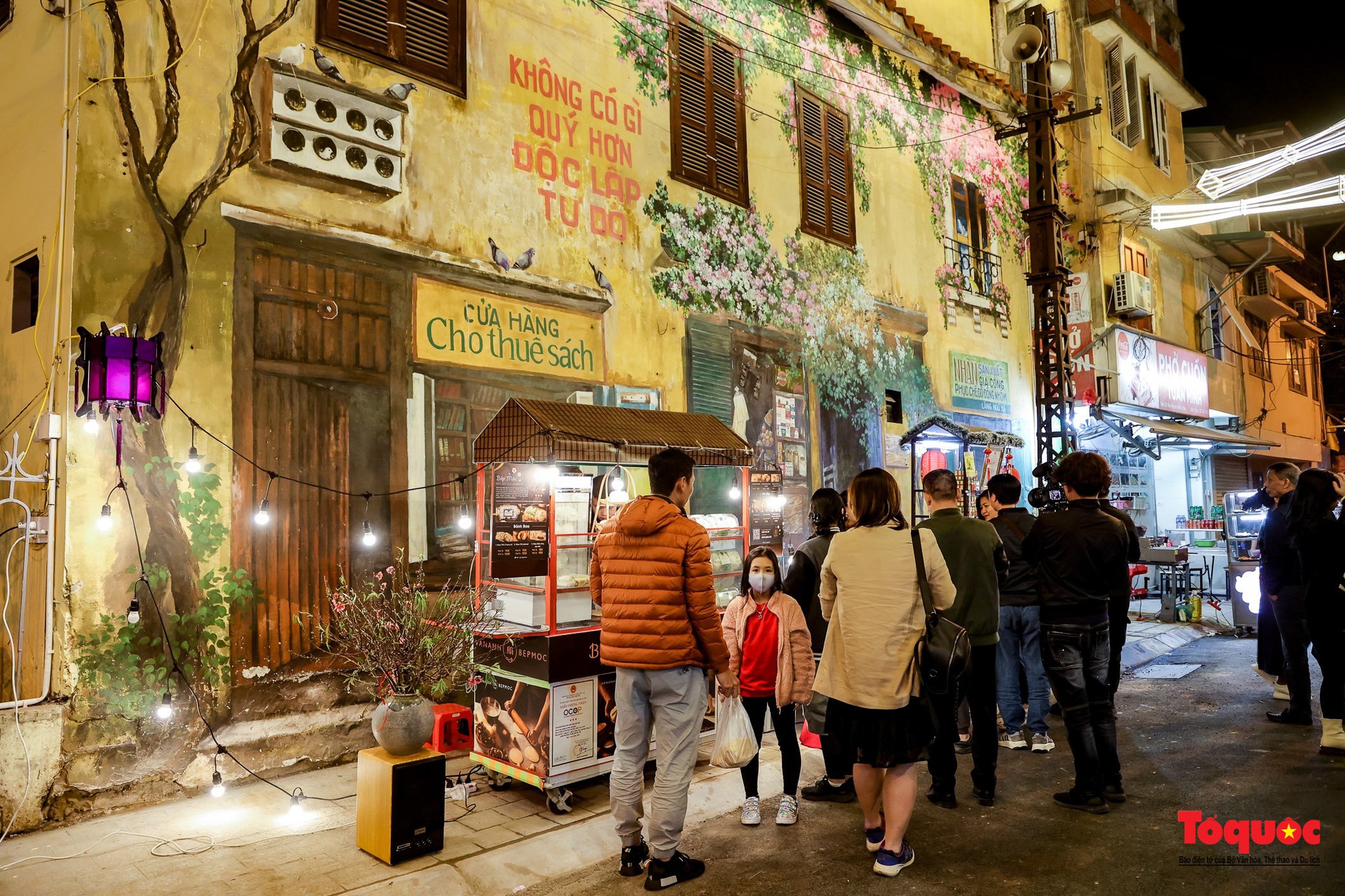 Hà Nội: Khách du lịch khám phá phố ẩm thực đêm Ngũ Xã - Ảnh 10.