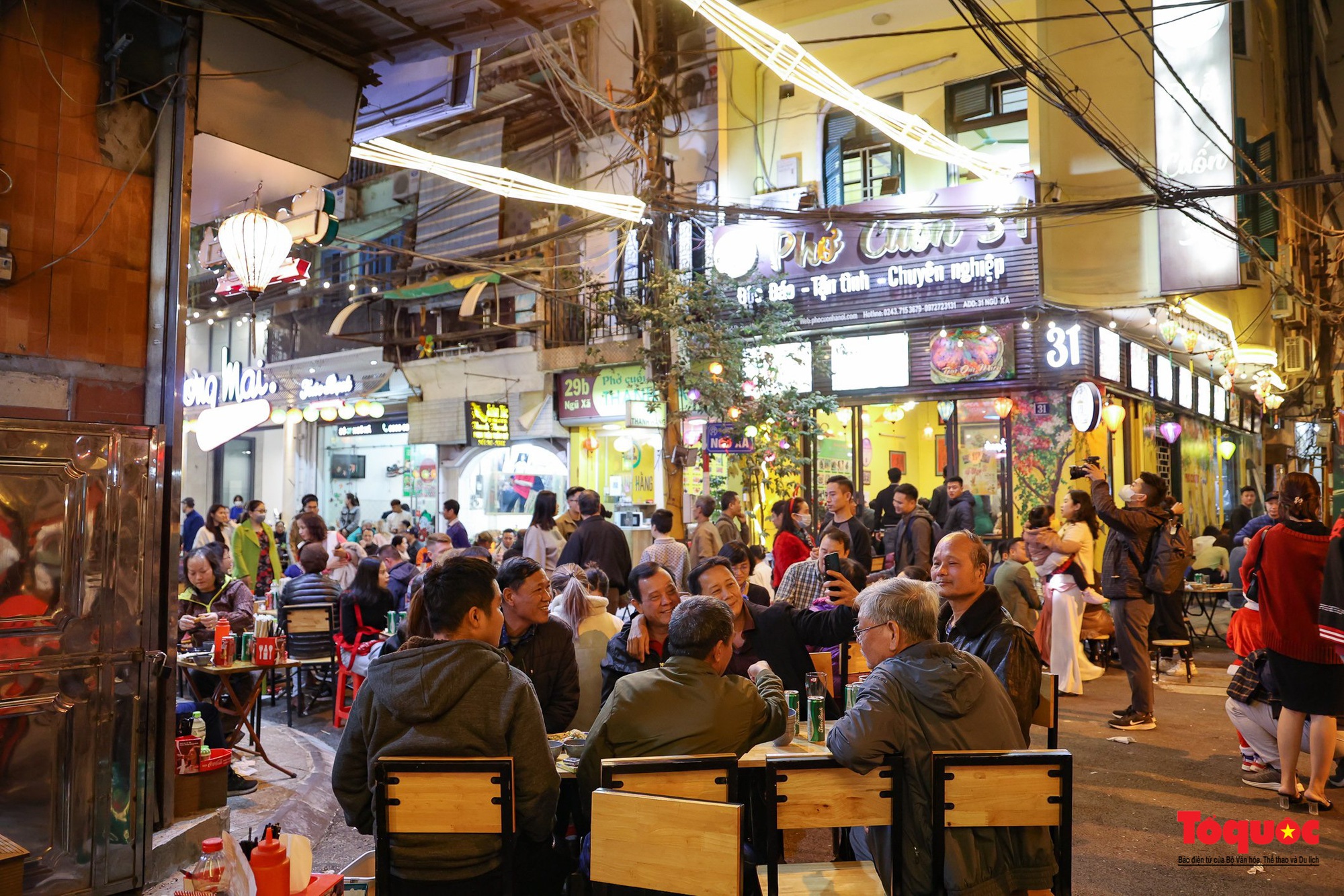 Hà Nội: Khách du lịch khám phá phố ẩm thực đêm Ngũ Xã - Ảnh 8.
