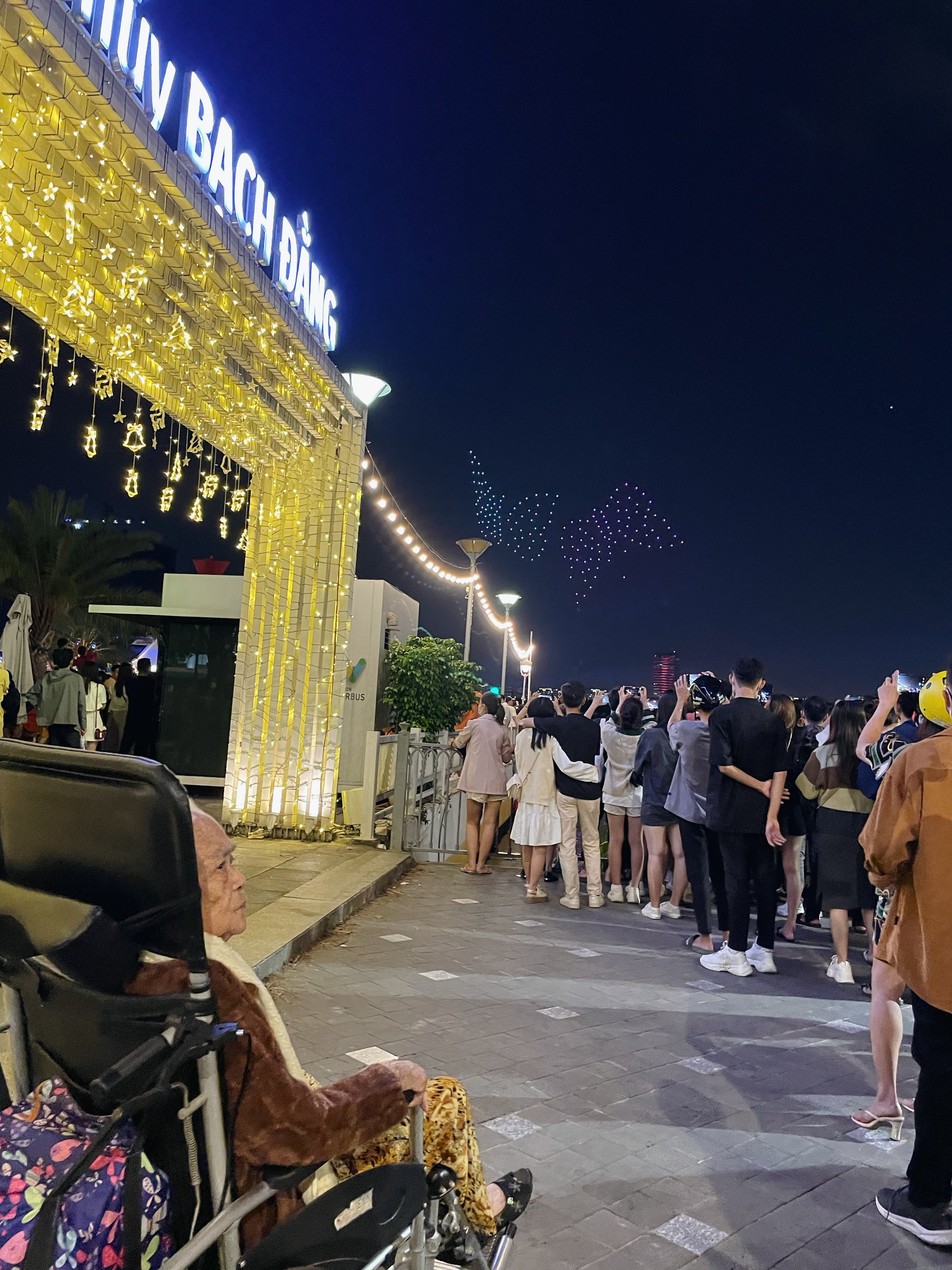 TP.HCM: Hàng nghìn người dân đổ về công viên Bến Bạch Đằng xem show ánh sáng bằng flycam - Ảnh 5.