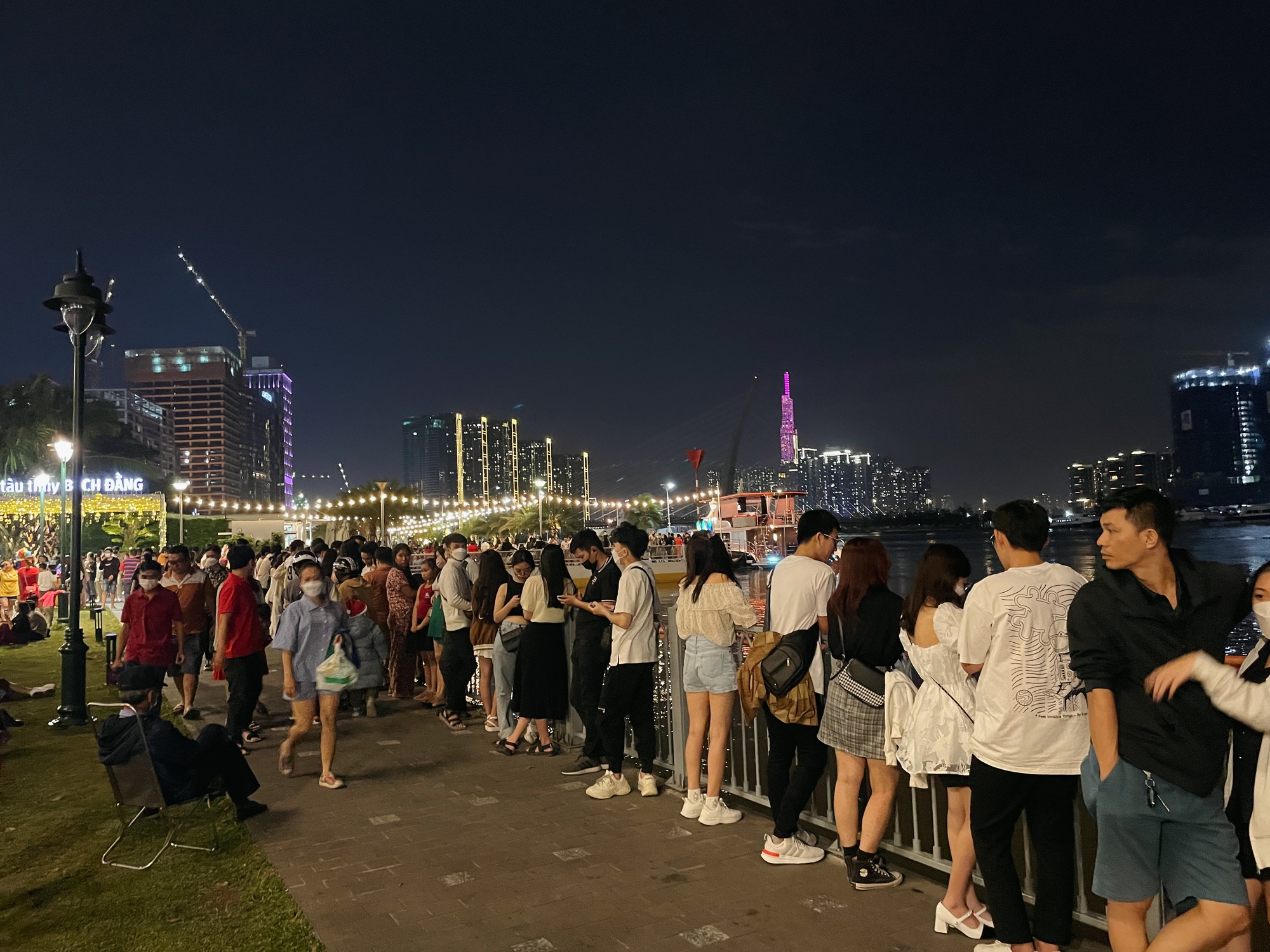 TP.HCM: Hàng nghìn người dân đổ về công viên Bến Bạch Đằng xem show ánh sáng bằng flycam - Ảnh 3.