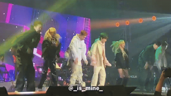 J-Hope (BTS) bất ngờ xuất hiện, khuấy động sân khấu tại concert của một nam thần tượng - Ảnh 3.