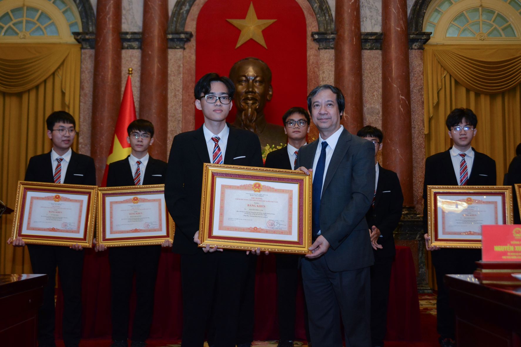 Trao tặng Huân chương Lao động, Bằng khen của Thủ tướng Chính phủ cho học sinh đoạt giải Olympic và KHKT quốc tế năm 2022 - Ảnh 3.