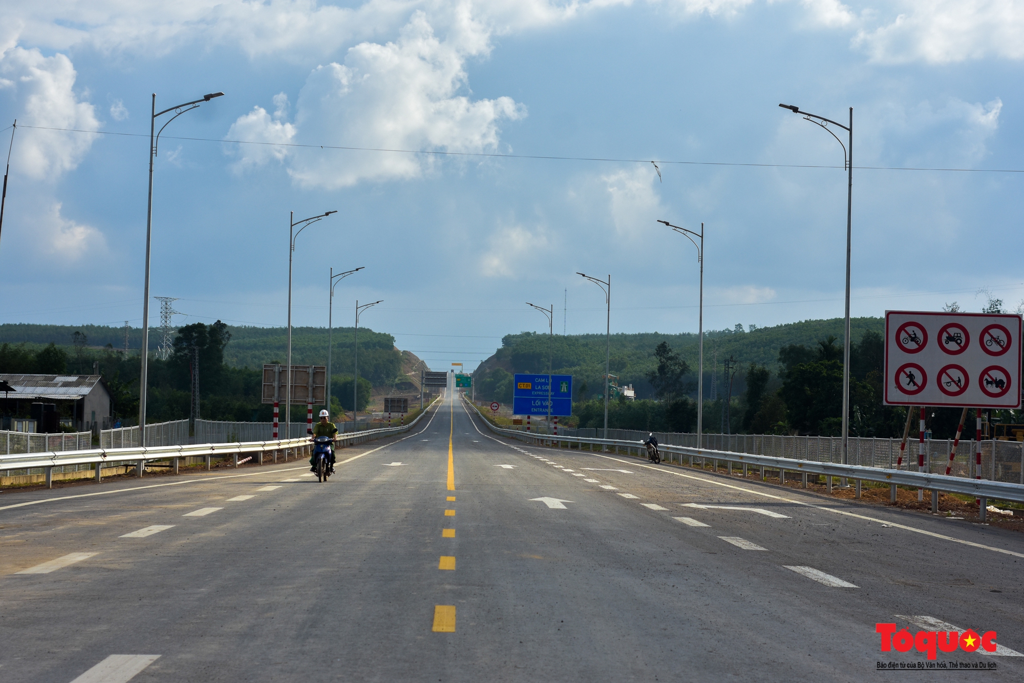 Cận cảnh tuyến cao tốc Cam Lộ - La Sơn trước ngày thông xe - Ảnh 6.