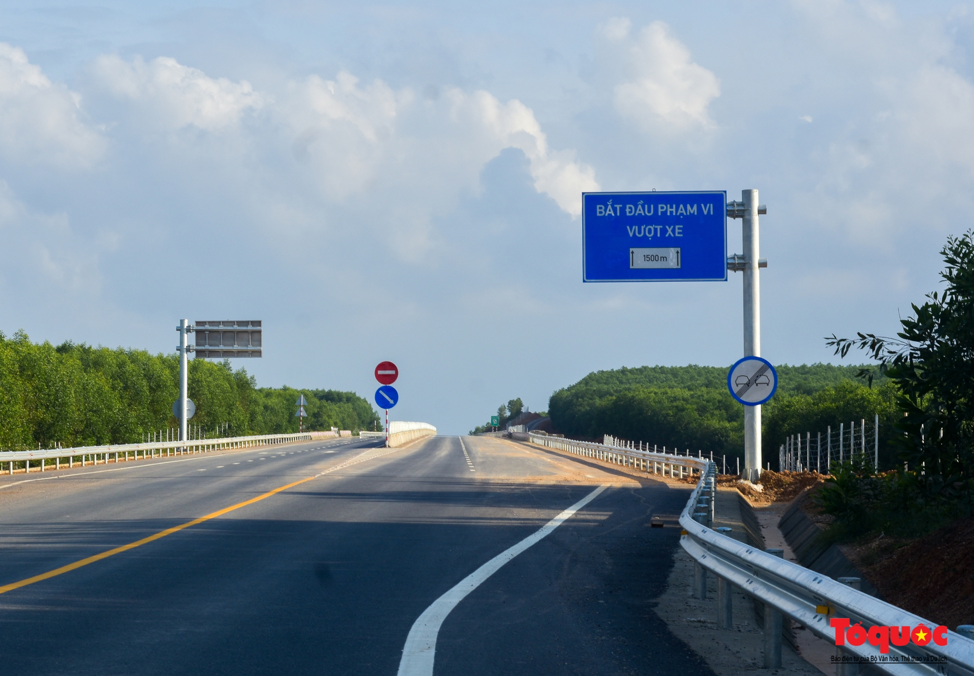 Cận cảnh tuyến cao tốc Cam Lộ - La Sơn trước ngày thông xe - Ảnh 11.