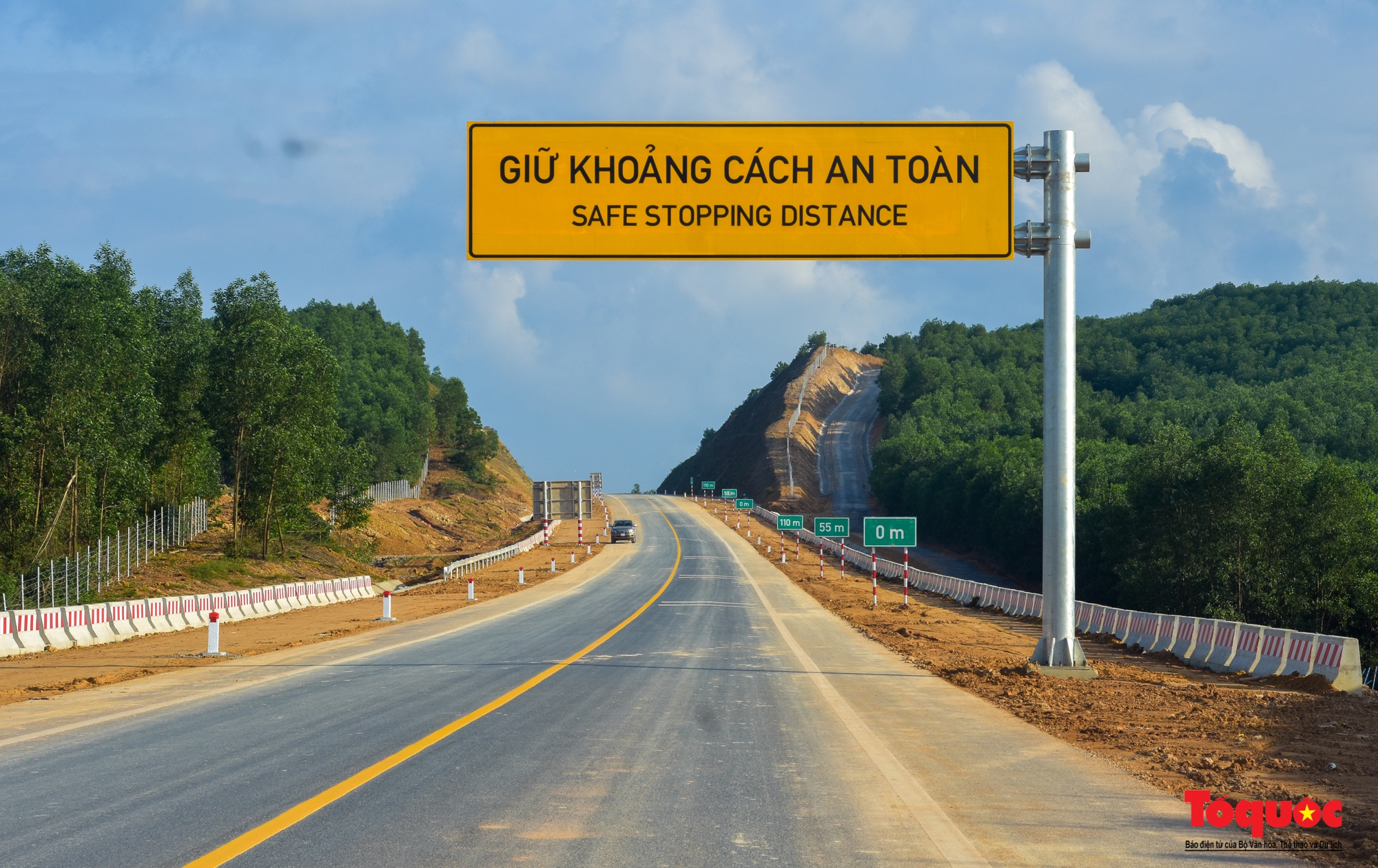 Cận cảnh tuyến cao tốc Cam Lộ - La Sơn trước ngày thông xe - Ảnh 7.