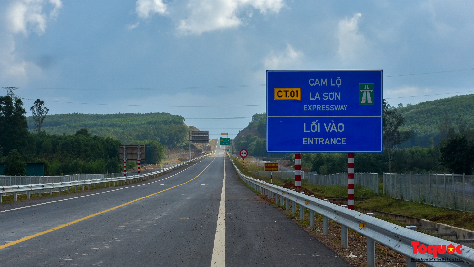 Cận cảnh tuyến cao tốc Cam Lộ - La Sơn trước ngày thông xe - Ảnh 1.