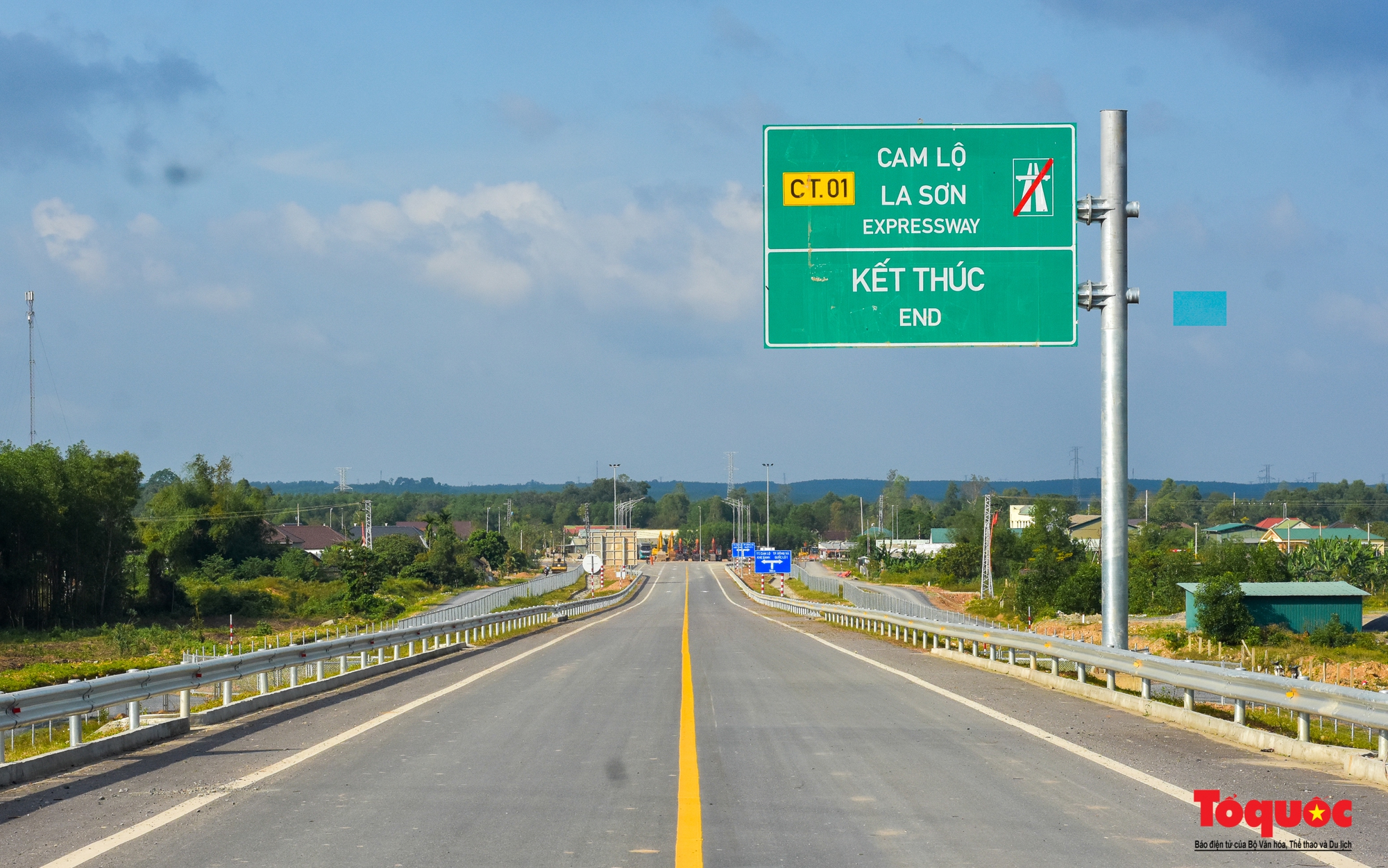 Cận cảnh tuyến cao tốc Cam Lộ - La Sơn trước ngày thông xe - Ảnh 12.