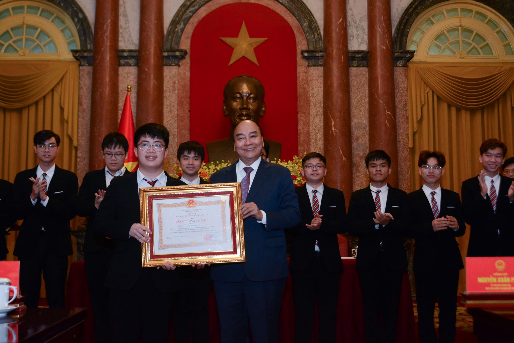 Trao tặng Huân chương Lao động, Bằng khen của Thủ tướng Chính phủ cho học sinh đoạt giải Olympic và KHKT quốc tế năm 2022 - Ảnh 2.