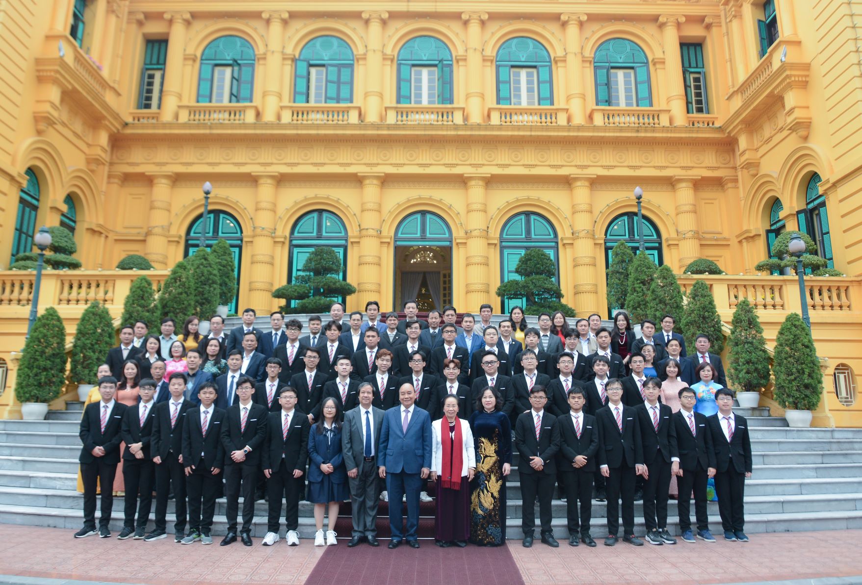 Trao tặng Huân chương Lao động, Bằng khen của Thủ tướng Chính phủ cho học sinh đoạt giải Olympic và KHKT quốc tế năm 2022 - Ảnh 1.