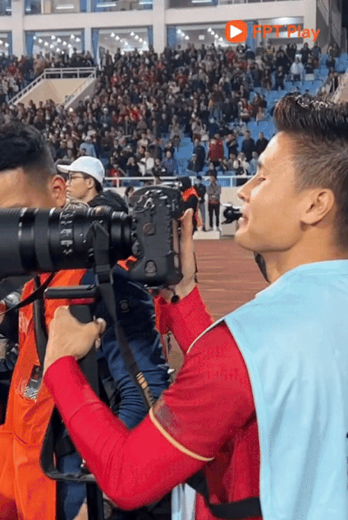 Khoảnh khắc Quang Hải cho các phóng viên “ra rìa”, tự cầm máy ảnh chụp đồng đội ăn mừng bàn thắng - Ảnh 1.