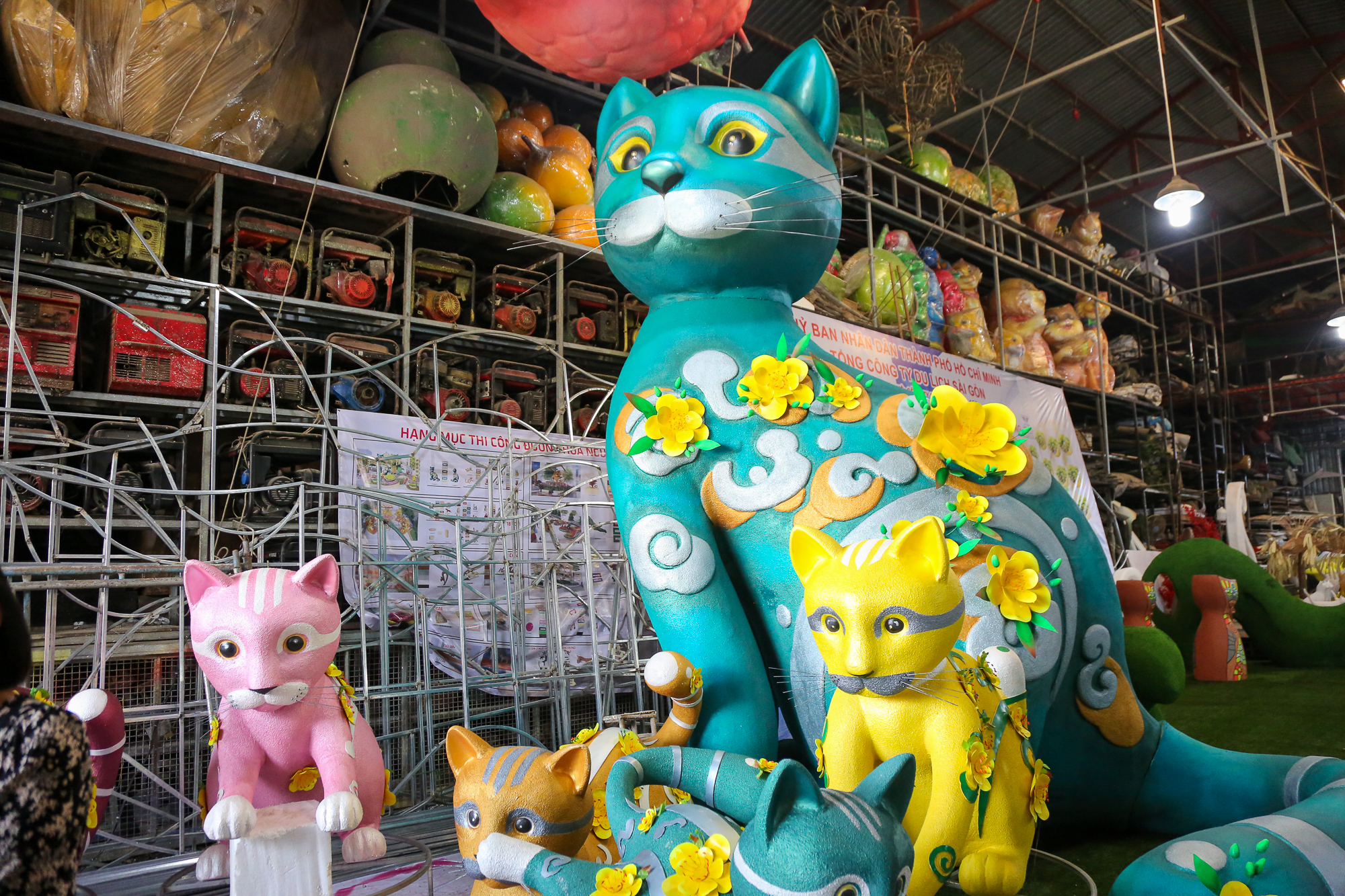 Cận cảnh linh vật mèo chuẩn bị ra Đường hoa Nguyễn Huệ Tết Quý Mão 2023  - Ảnh 1.