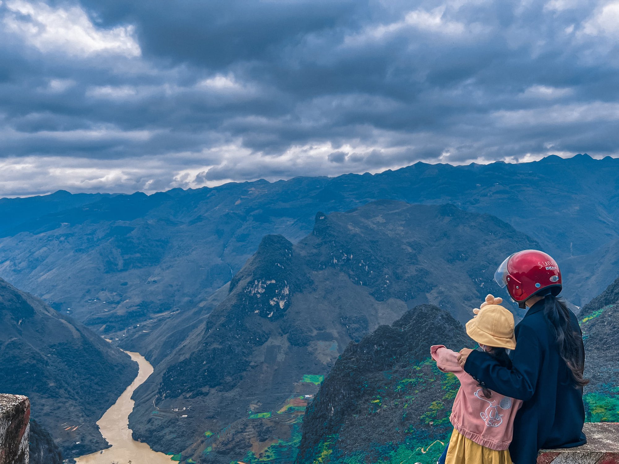 Bé gái 5 tuổi cùng mẹ &quot;đi phượt&quot; chặng đường 1600km khám phá các tỉnh vùng núi phía Bắc - Ảnh 1.