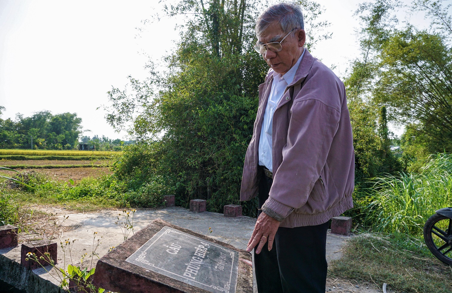 Chuyện về cụ ông 80 tuổi mang hết tiền dưỡng già xây 28 cây cầu cho các vùng quê nghèo khó - Ảnh 11.