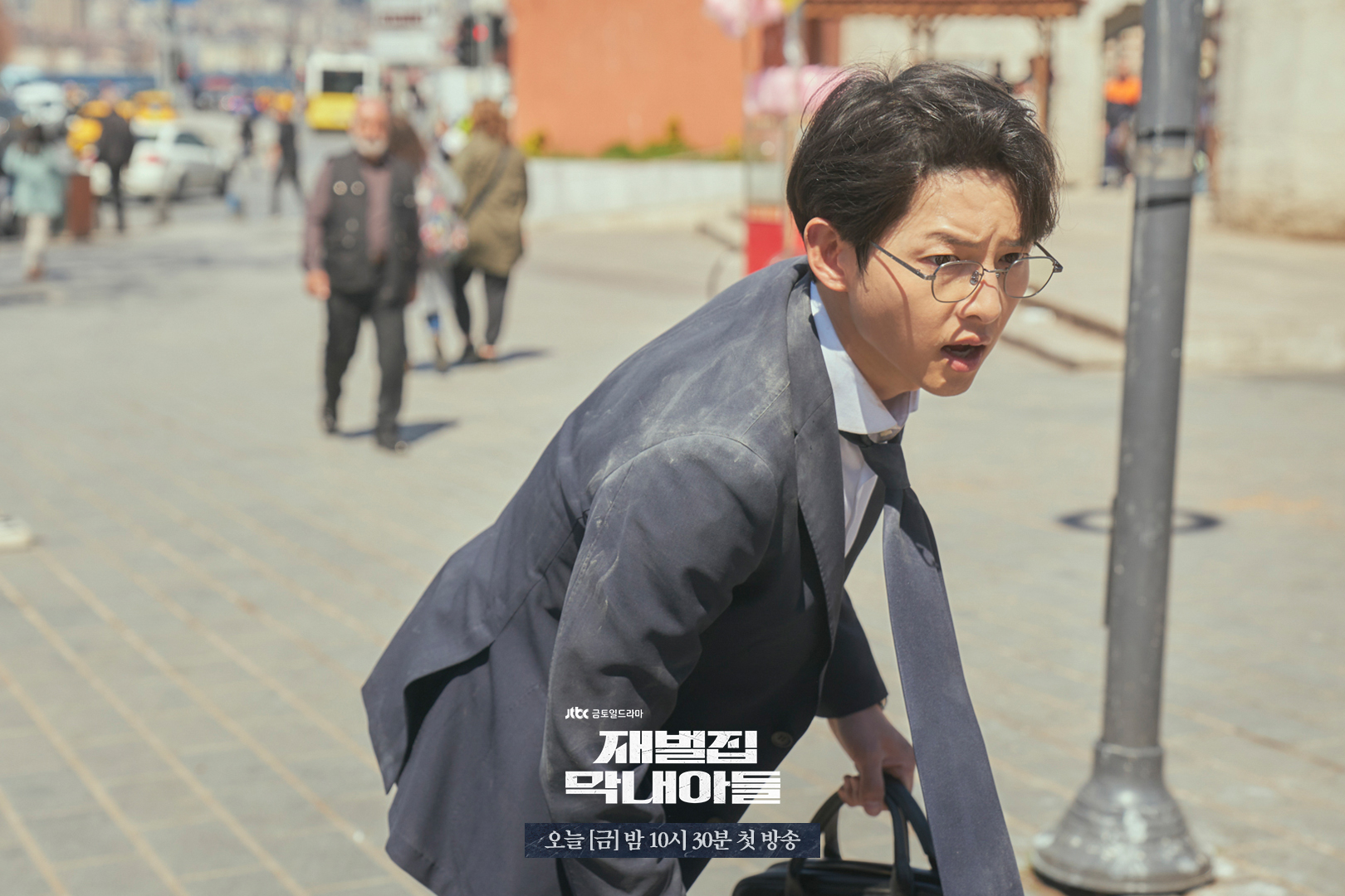 Đối thủ của Song Joong Ki trong Cậu Út Nhà Tài Phiệt: Tưởng ai xa lạ nào ngờ toàn người ở sát cạnh bên - Ảnh 1.