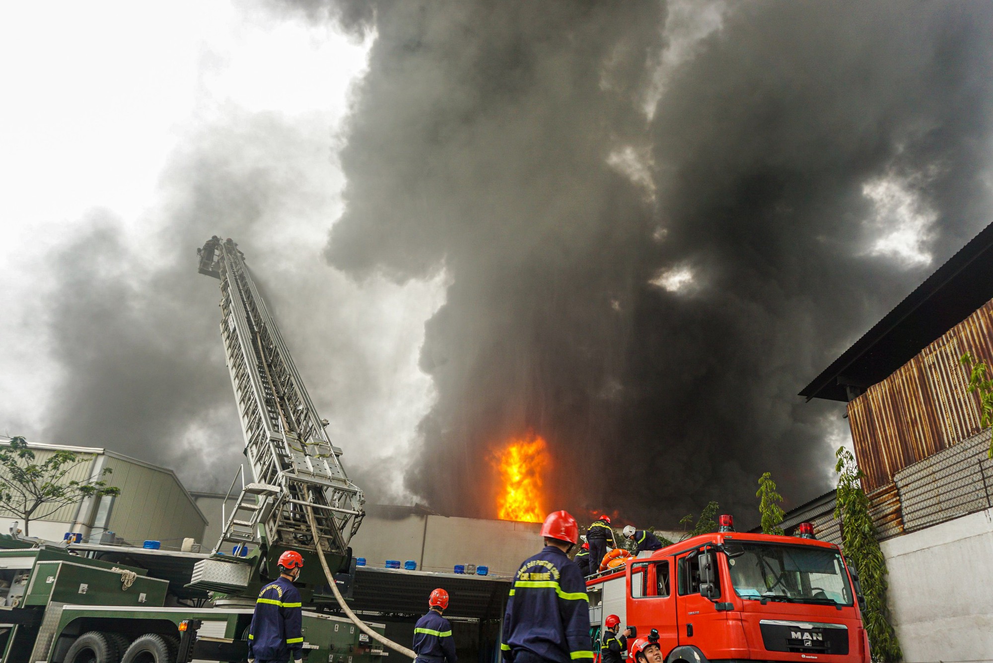Cháy lớn tại công ty nhựa, hơn 100 cảnh sát nỗ lực dập lửa - Ảnh 1.