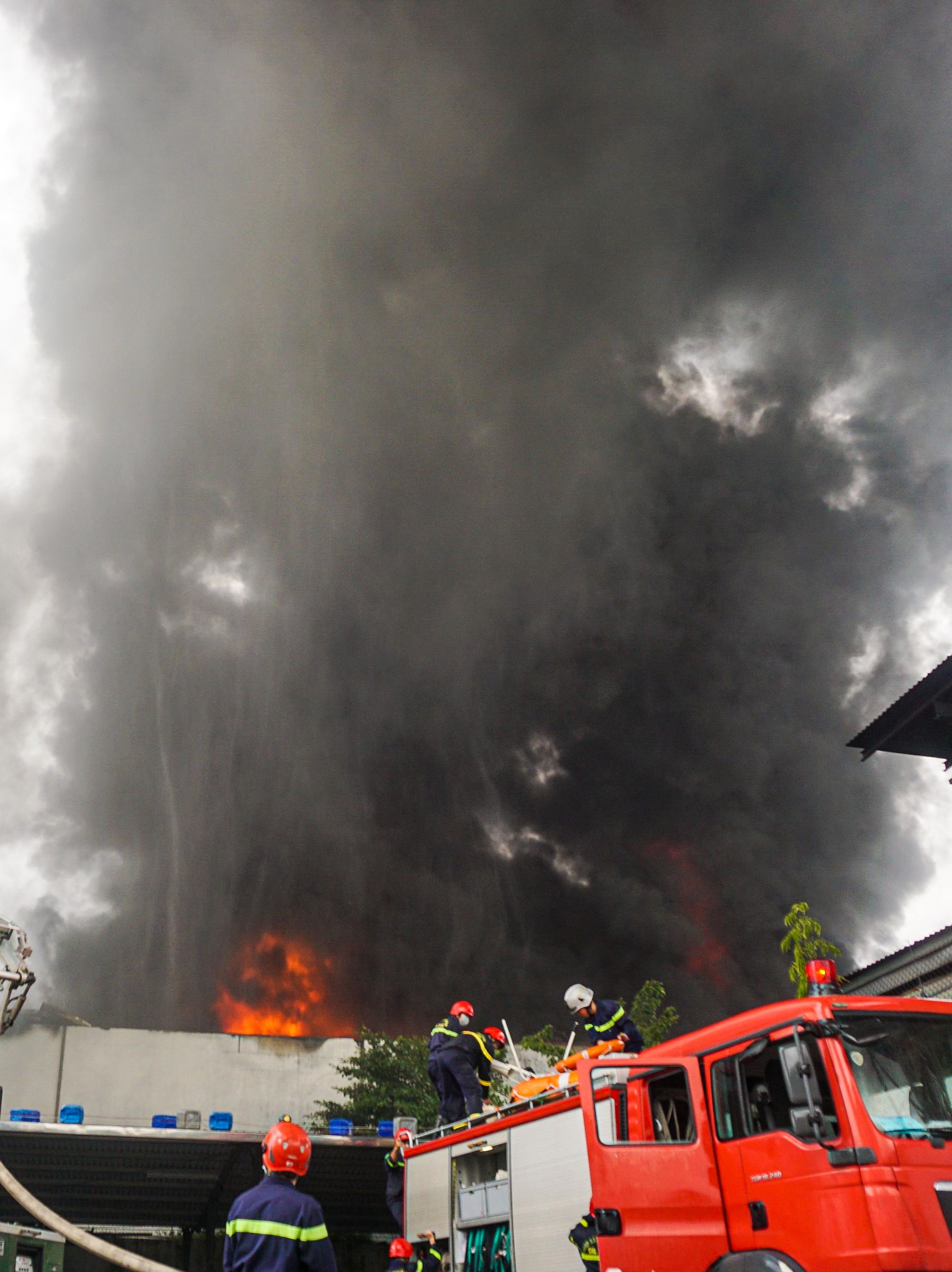 Cháy lớn tại công ty nhựa, hơn 100 cảnh sát nỗ lực dập lửa - Ảnh 4.