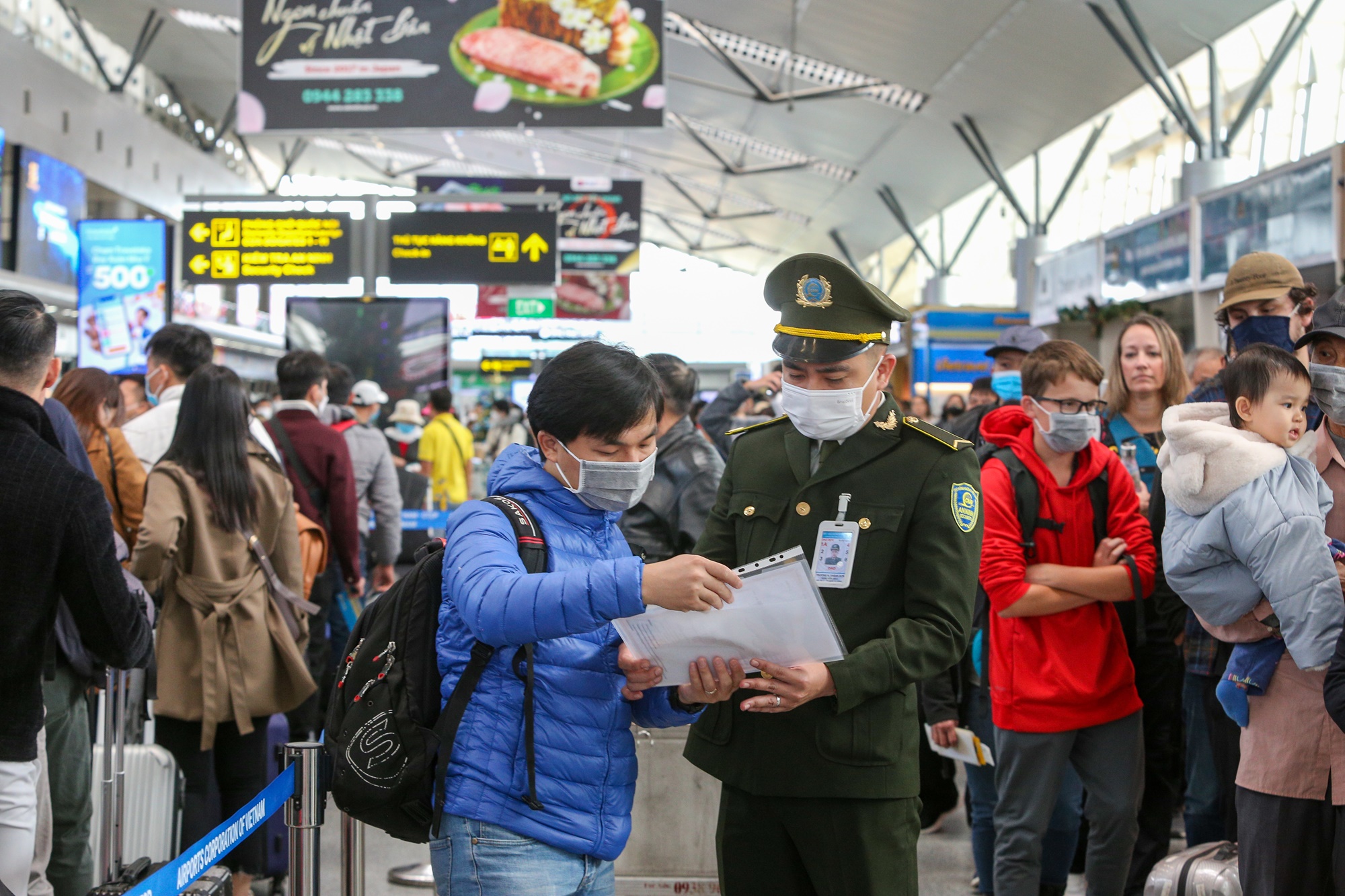 Sân bay Đà Nẵng nêm kín du khách ngày cuối năm, tài xế taxi “vui như Tết” - Ảnh 8.