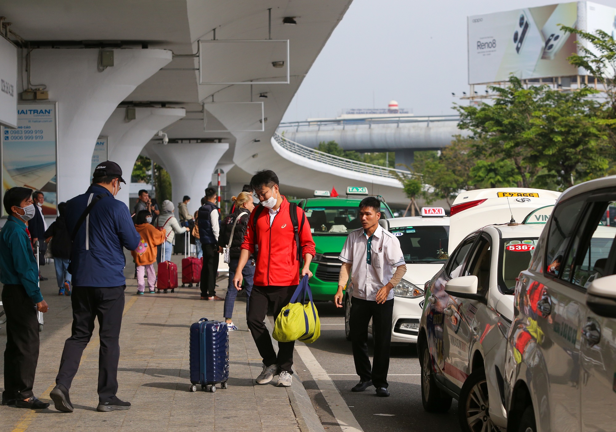 Sân bay Đà Nẵng nêm kín du khách ngày cuối năm, tài xế taxi “vui như Tết” - Ảnh 13.