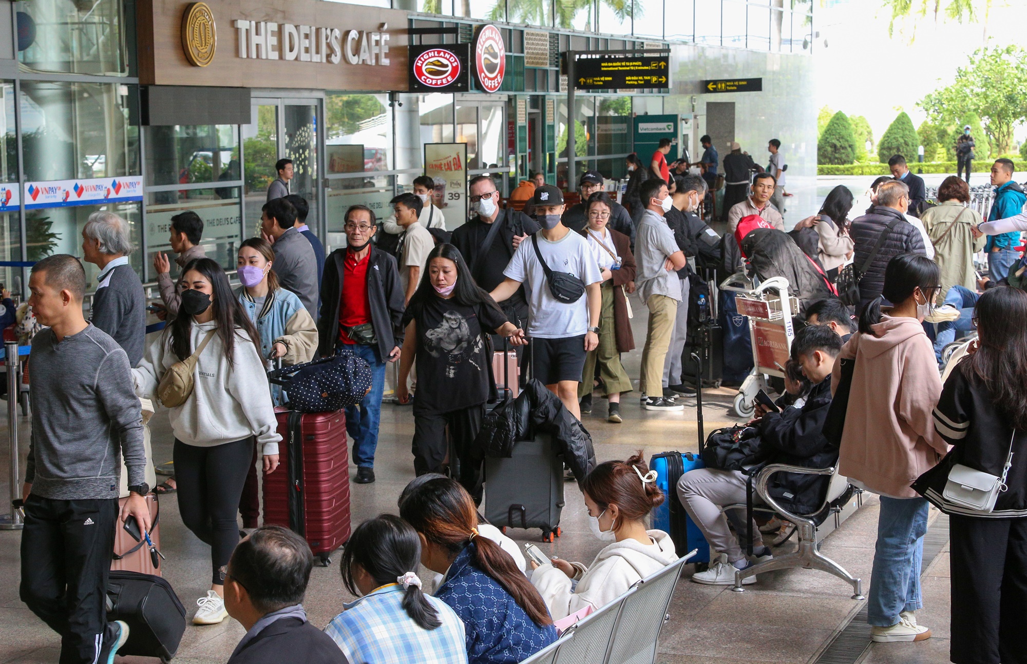 Sân bay Đà Nẵng nêm kín du khách ngày cuối năm, tài xế taxi “vui như Tết” - Ảnh 2.